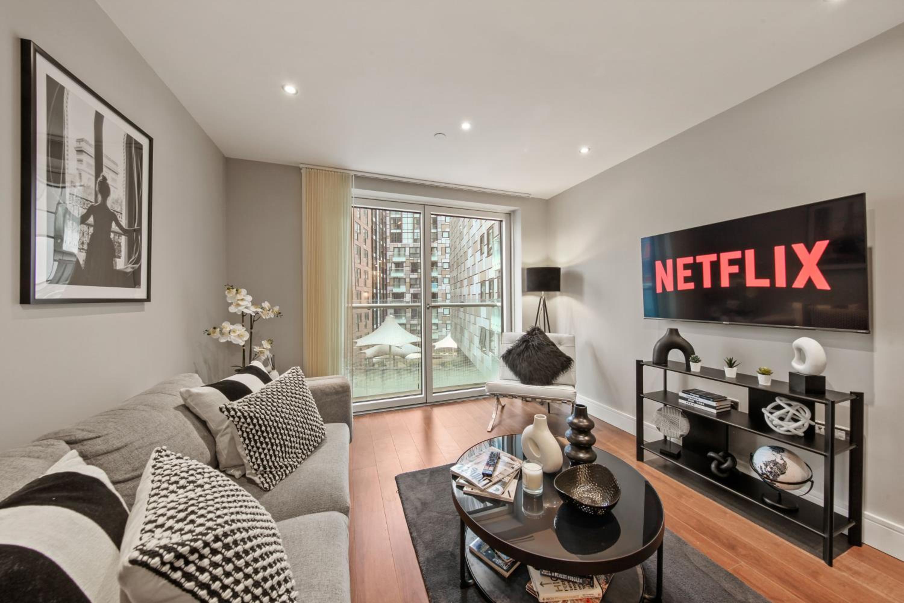 Luxury 1 bed flat, minutes from Canary Wharf and South Quay Station