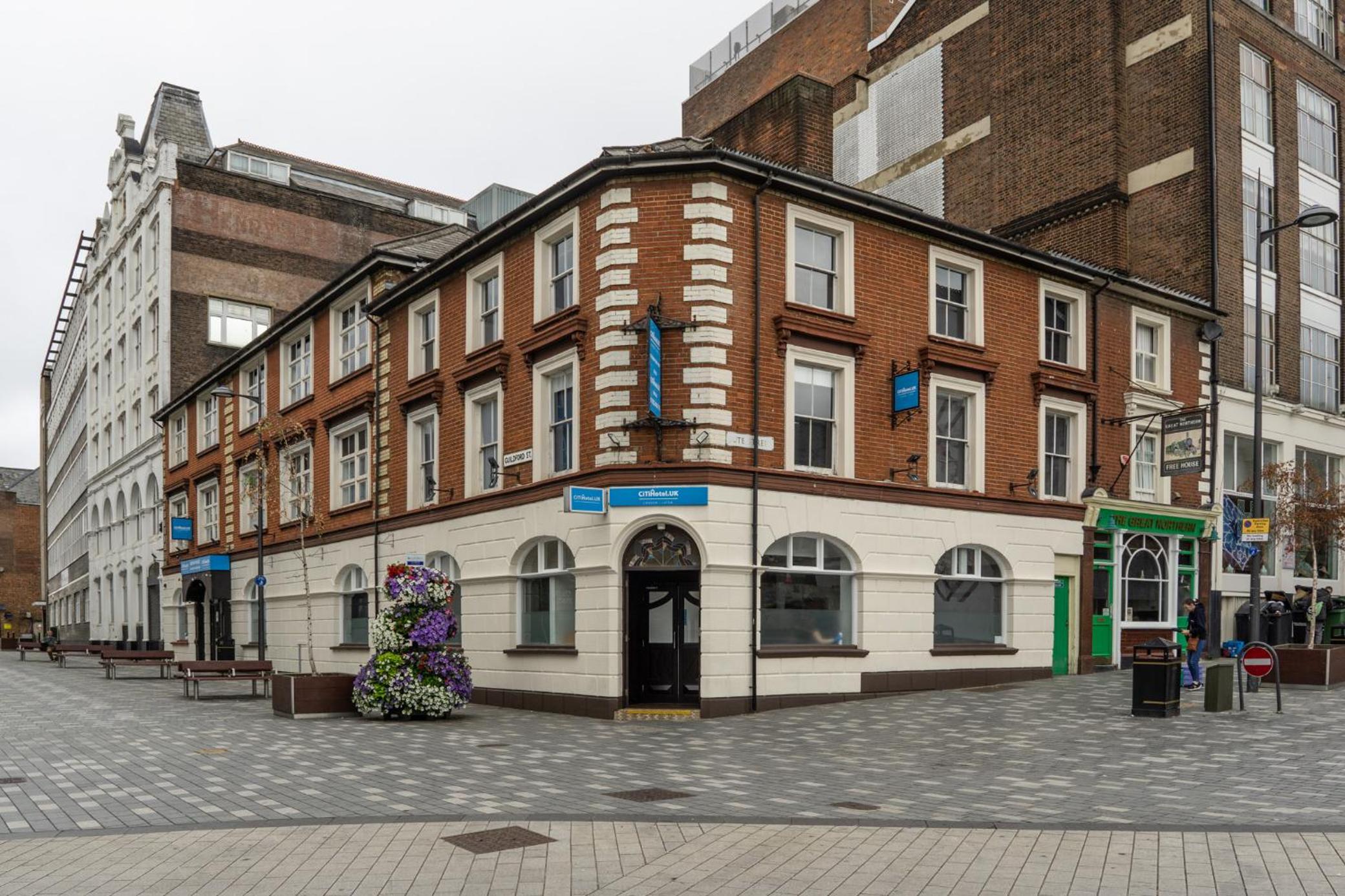 Luton Vacations - CiTi Hotel London Luton - Property Image 1
