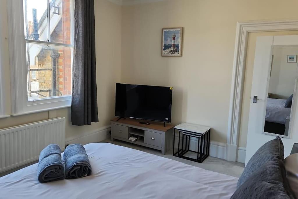 Stunning one bedroom flat view 2