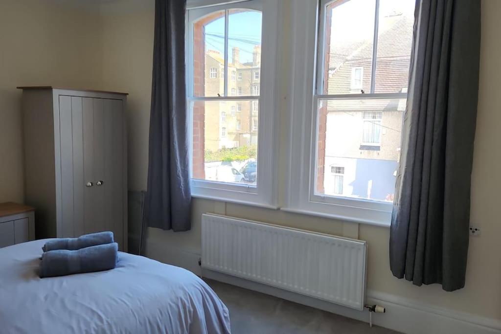 Stunning one bedroom flat view 5