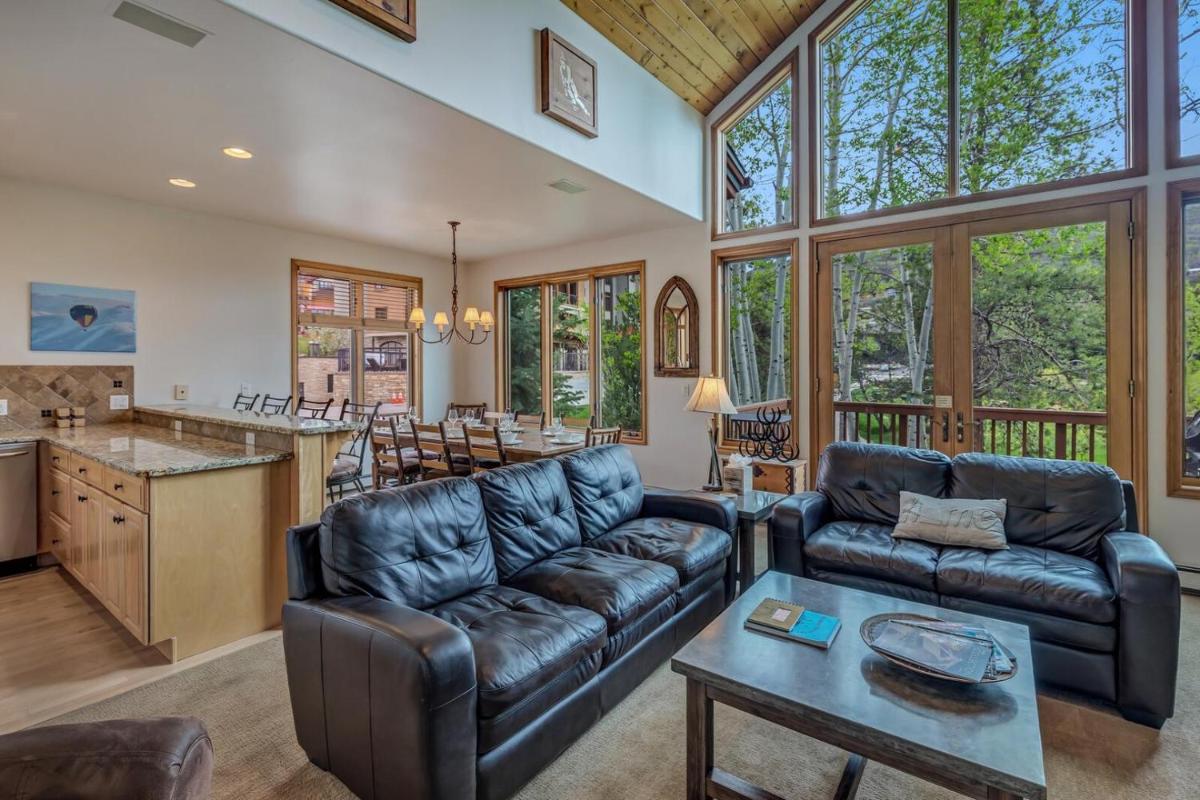 1027- Mountainous Townhome with Private Deck Pool Spa view 3