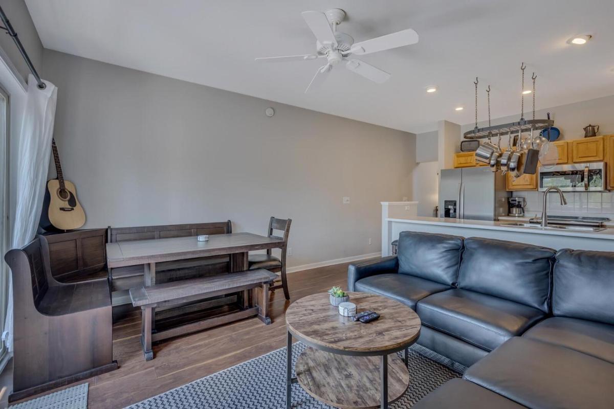 1032 Luxury Eaglepointe Townhome view 2