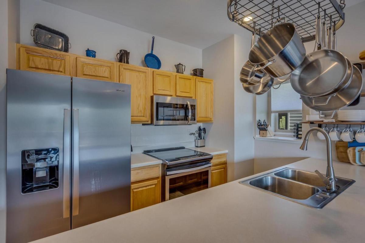1032 Luxury Eaglepointe Townhome view 5