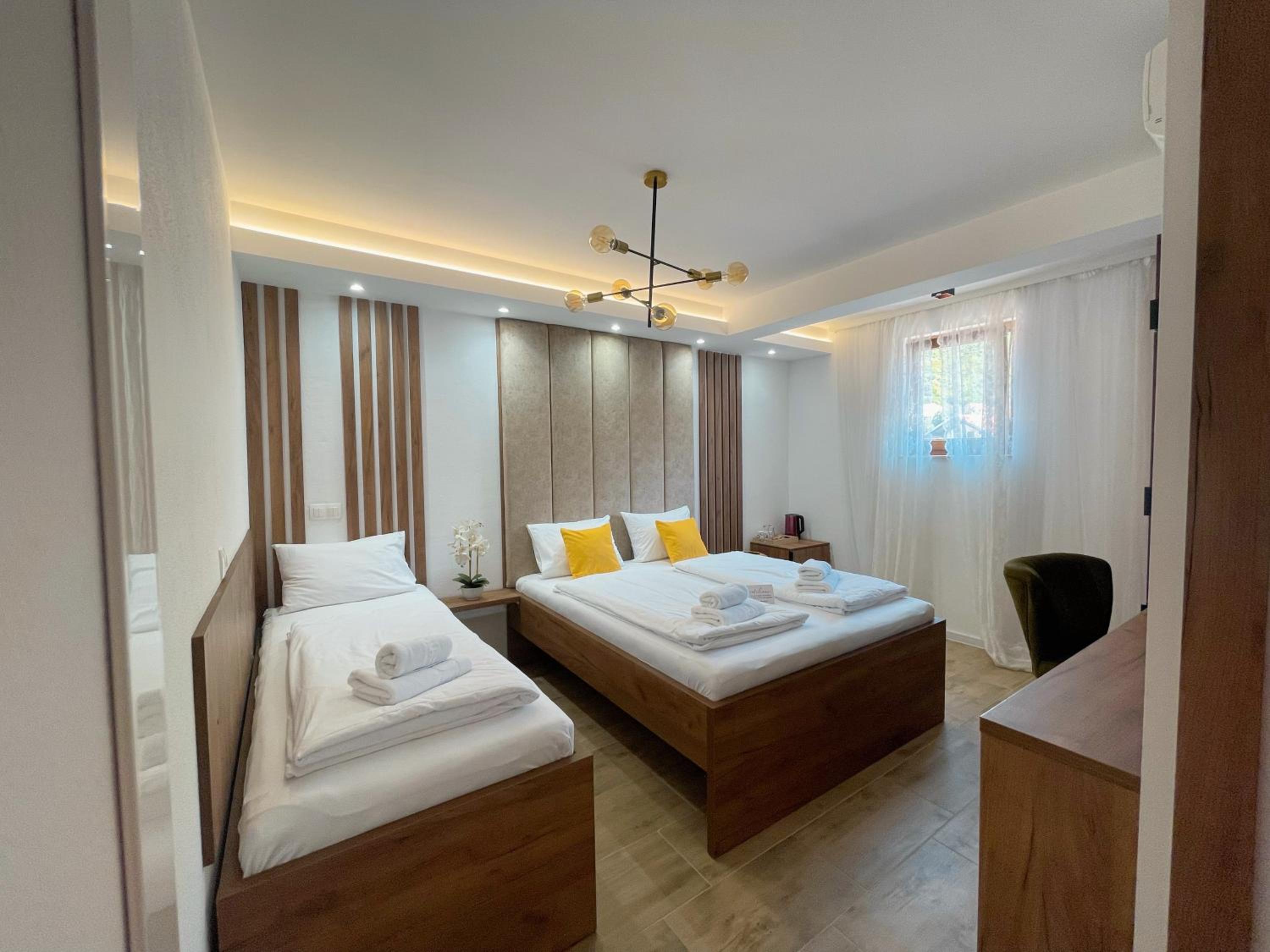 Apartments and rooms SMILE
