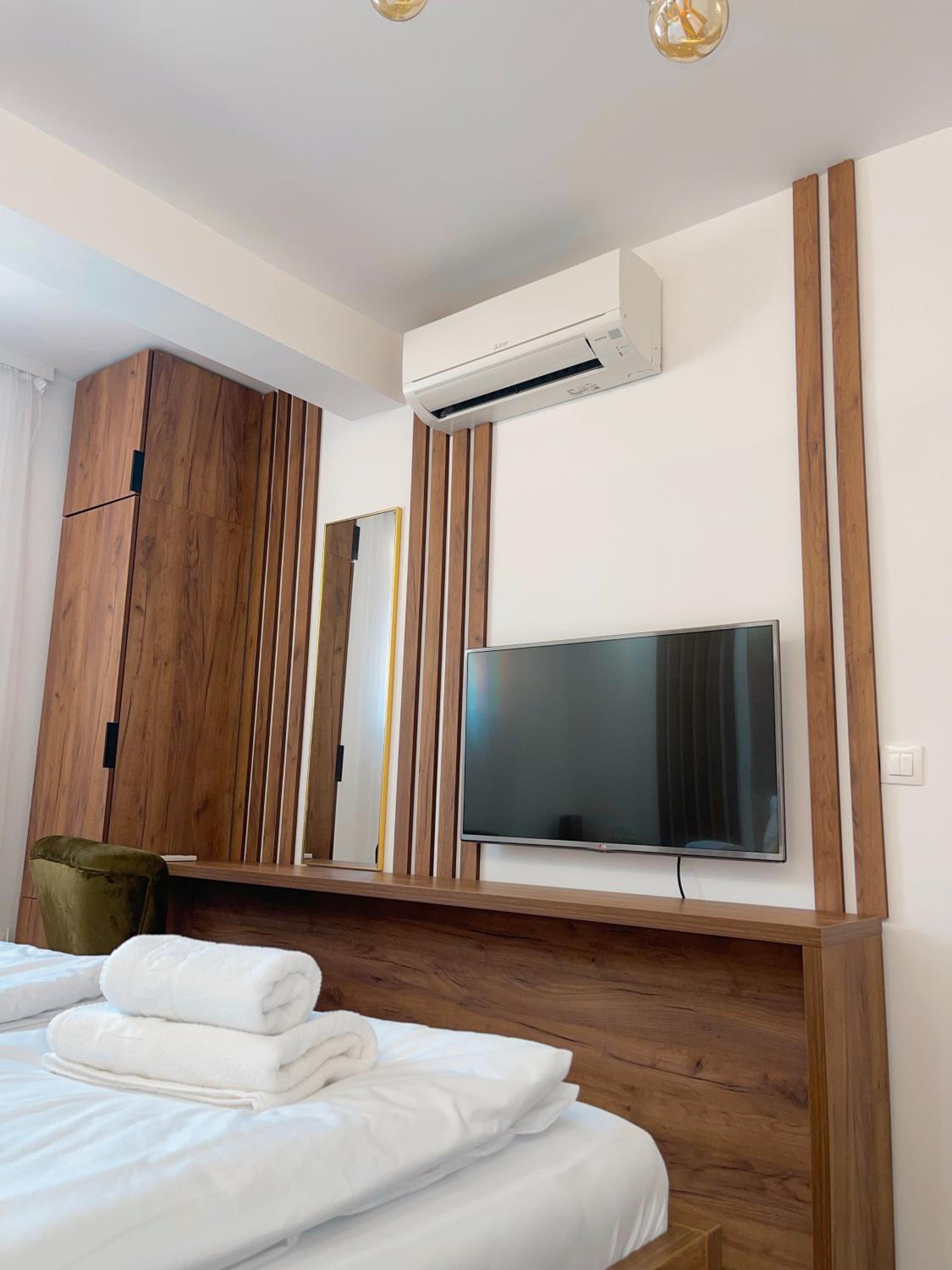 Apartments and rooms SMILE