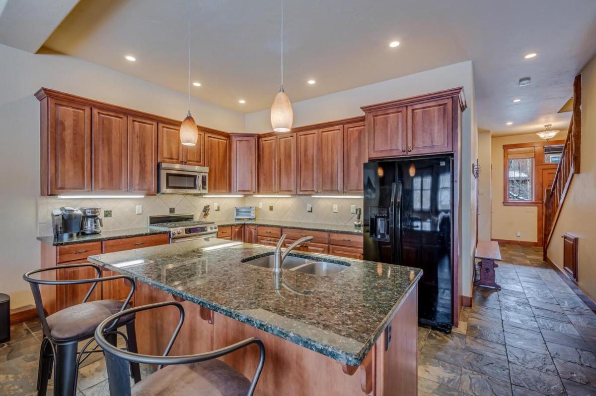 1046- Stunning Remodeled Cornerstone Townhome view 3
