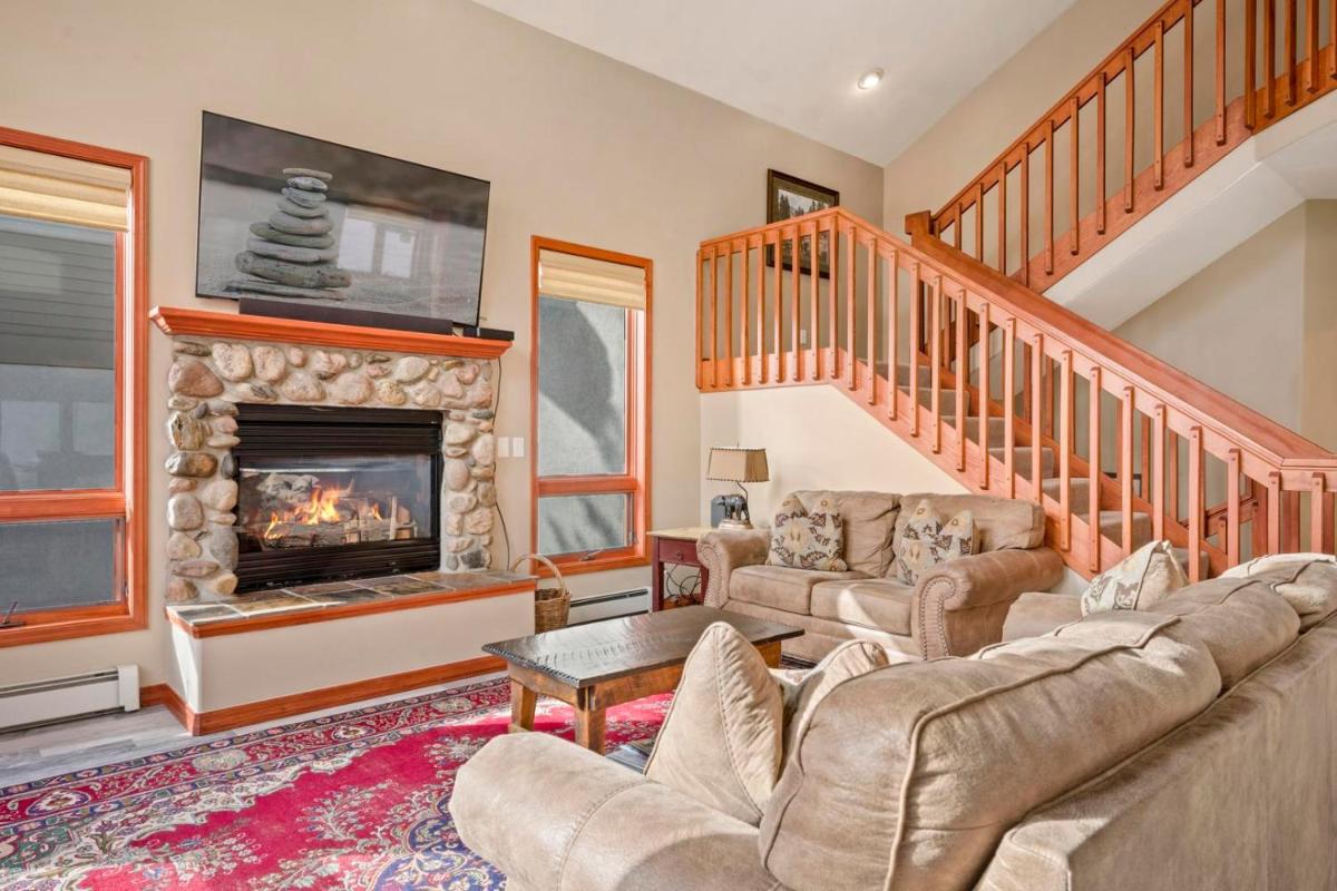 1052- Walk to Slopes Residential Home with private hot tub