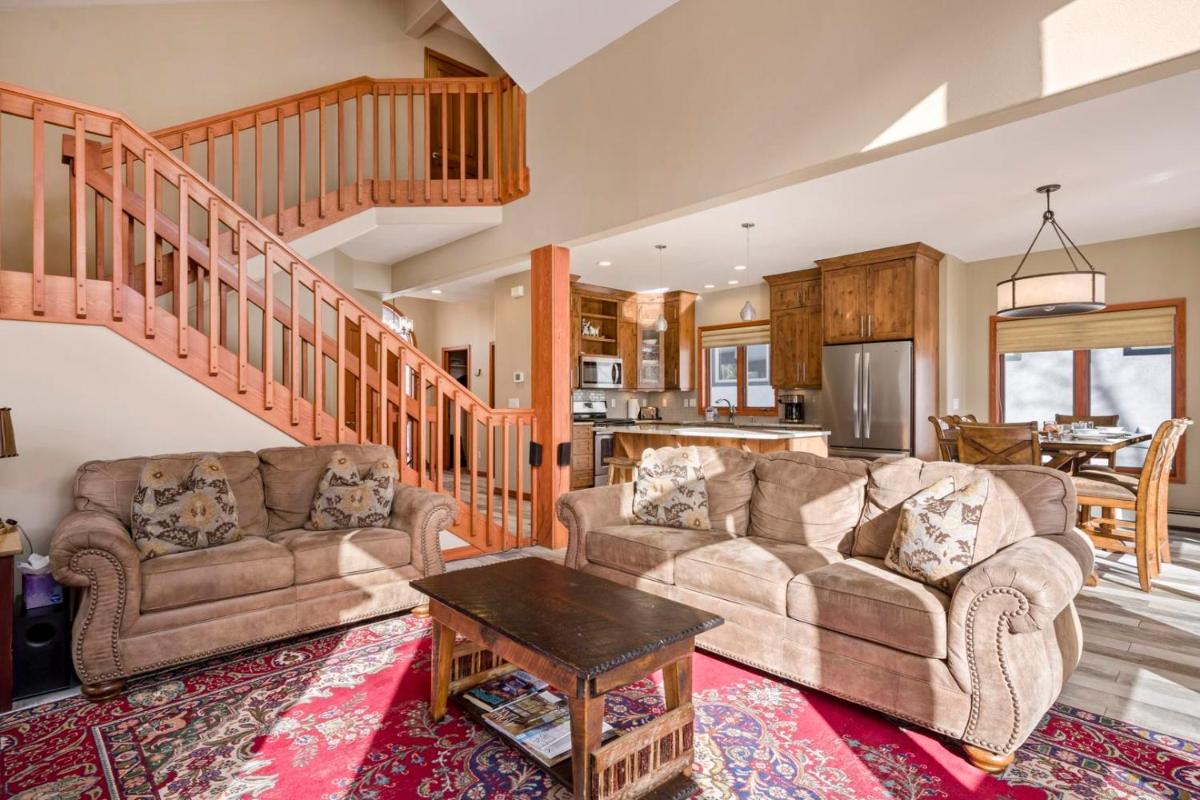 1052- Walk to Slopes Residential Home with private hot tub