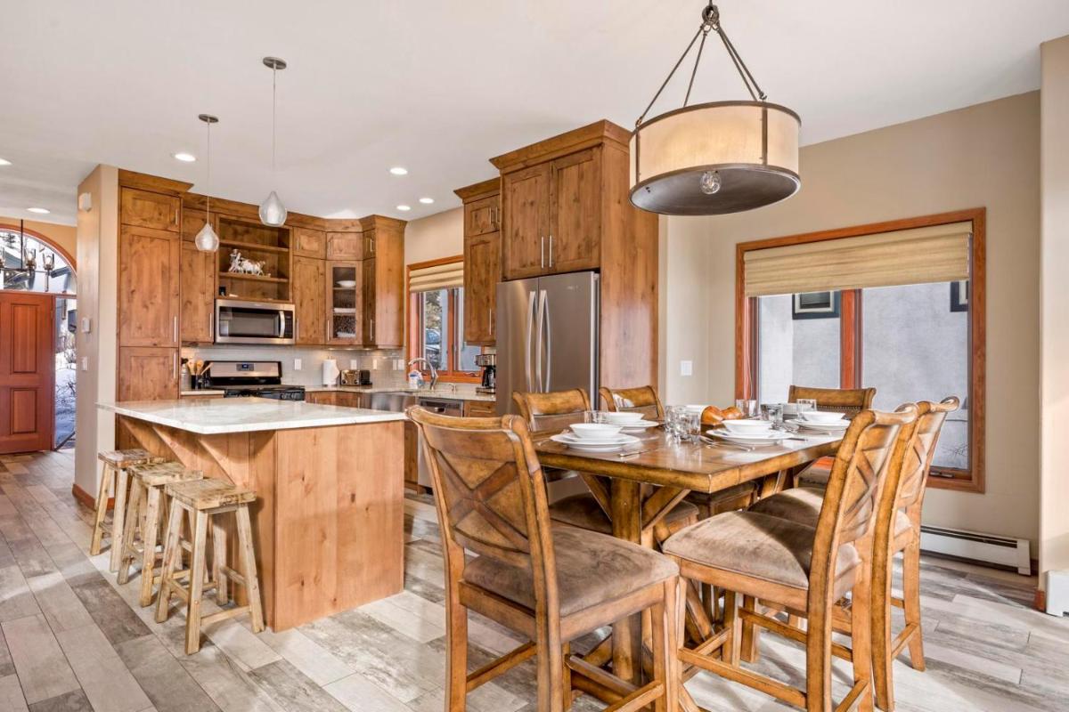 1052- Walk to Slopes Residential Home with private hot tub