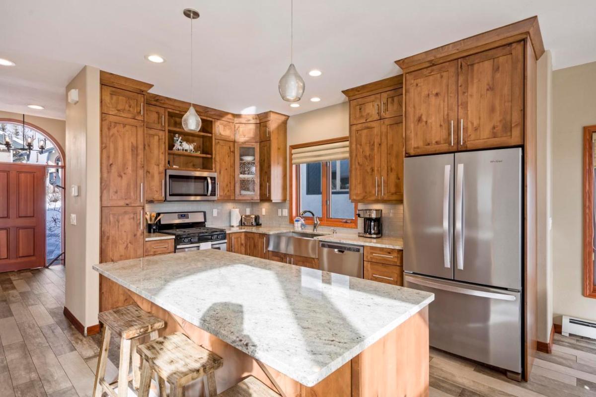 1052- Walk to Slopes Residential Home with private hot tub