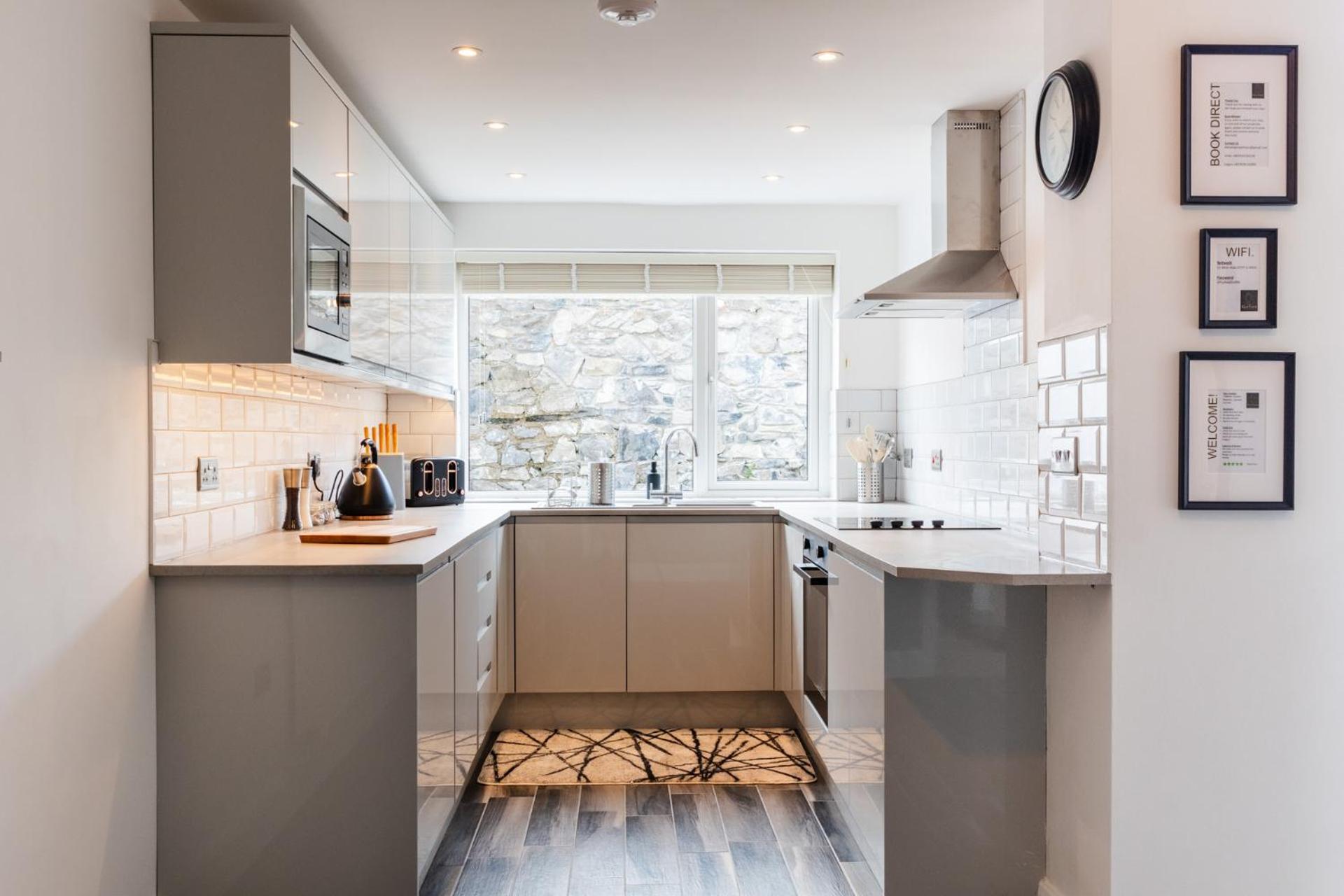 Luxury House in the Heart of Mumbles Village view 3