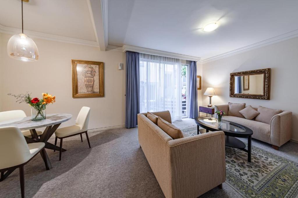 Suites Newton