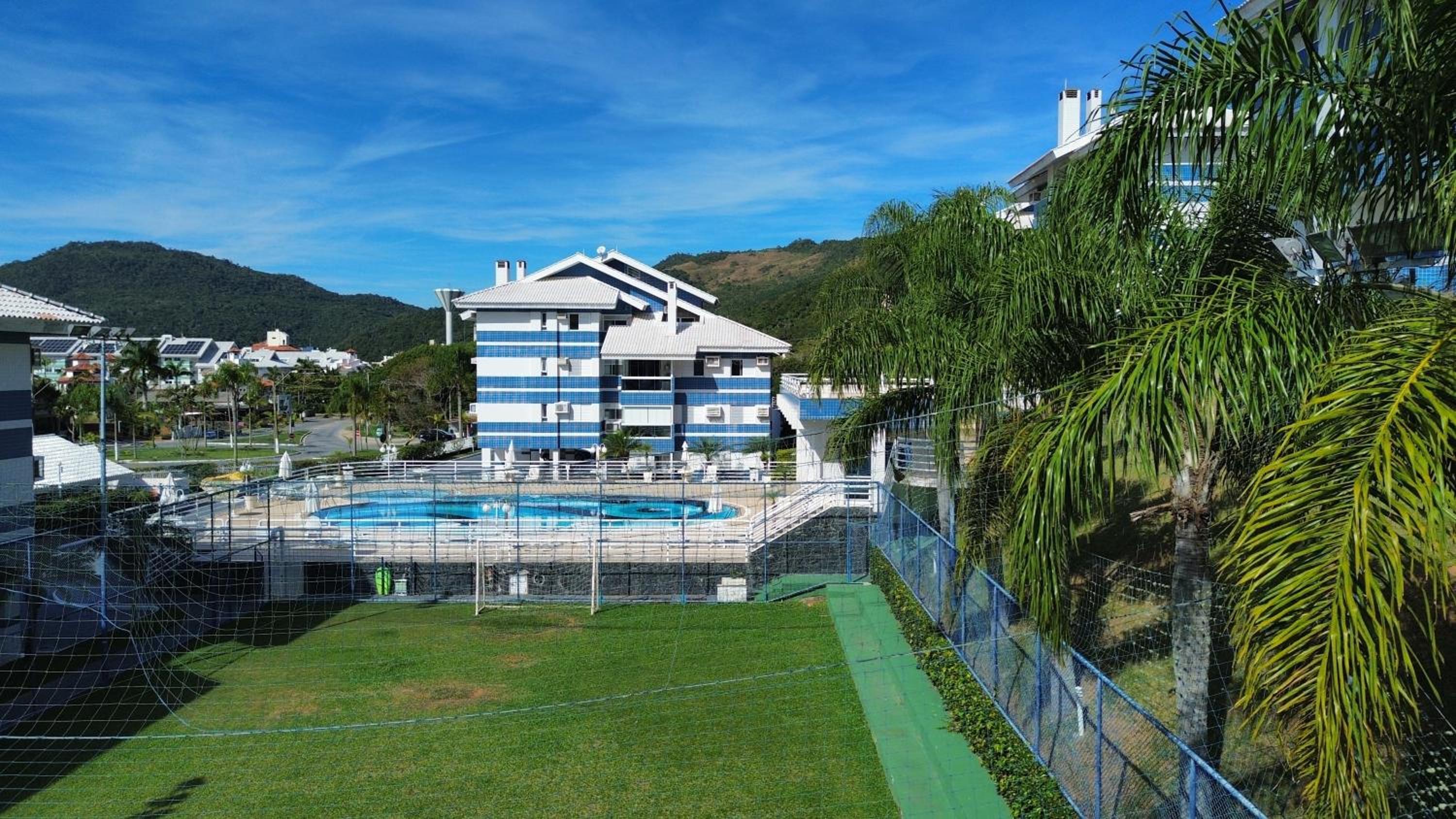 Apto c/ sacada e churrasqueira - Praia Brava, Florianópolis