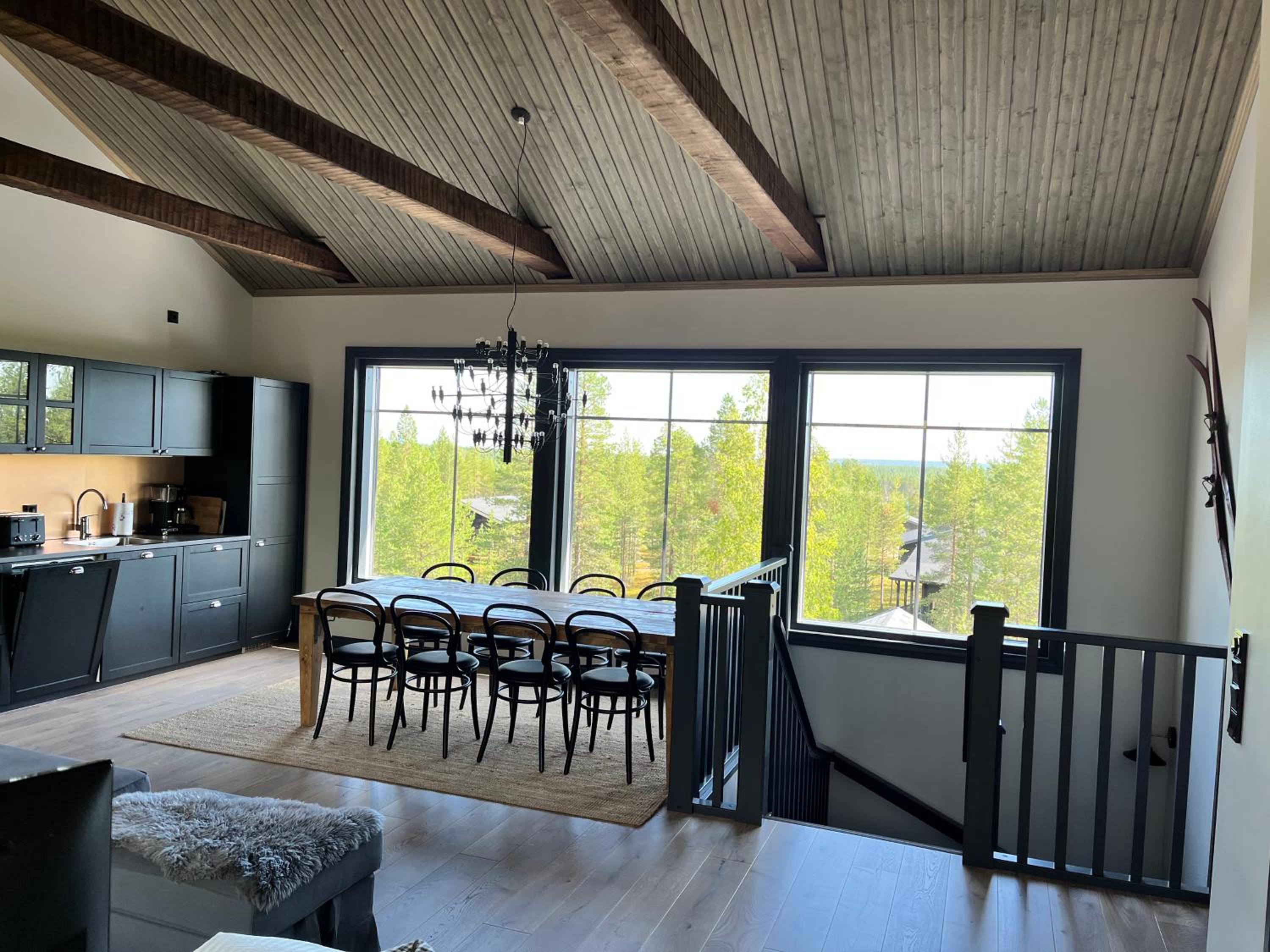 Porthos Ski-in Lodge with private hot tub and sauna in Lapland