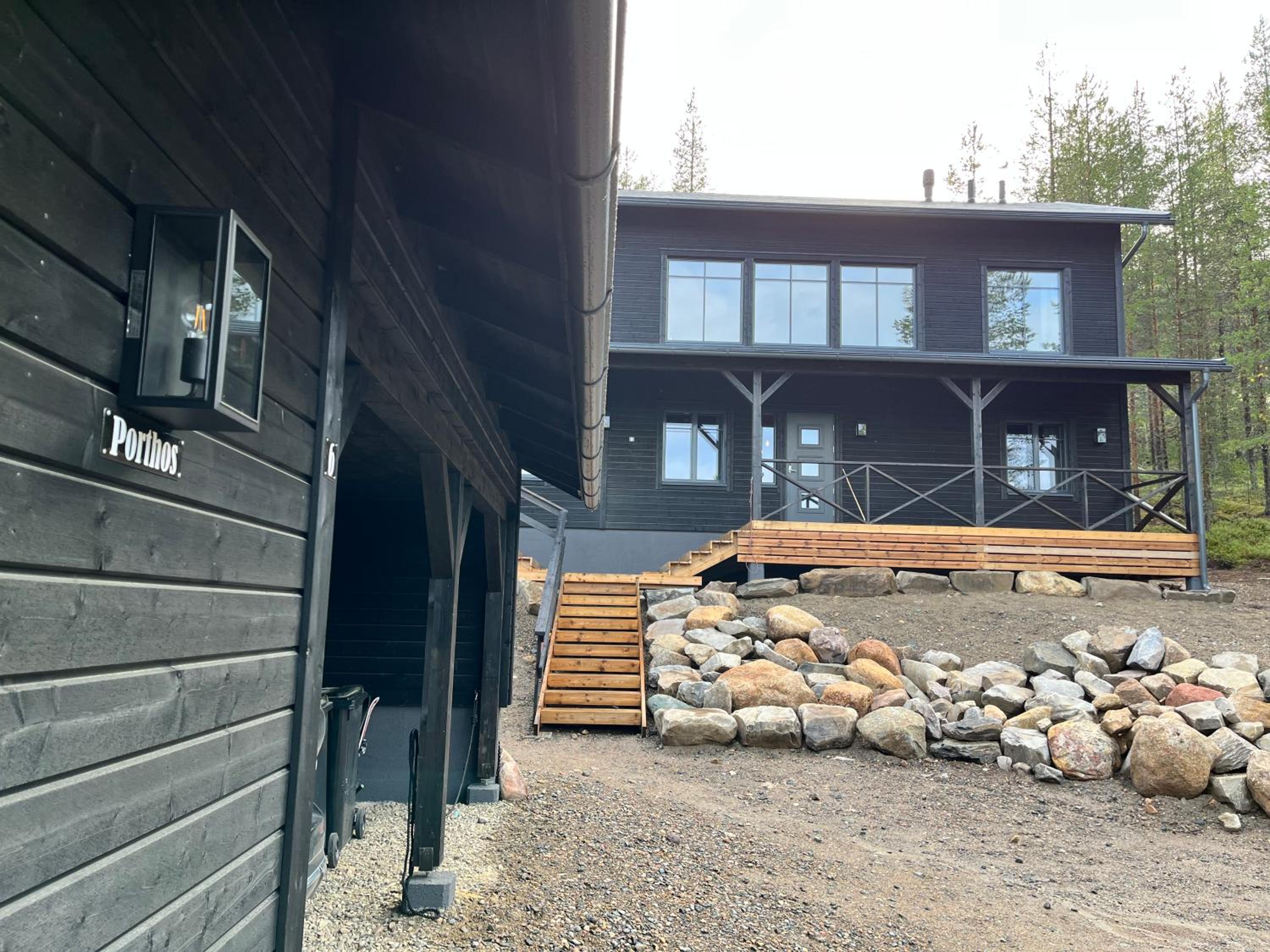 Porthos Ski-in Lodge with private hot tub and sauna in Lapland