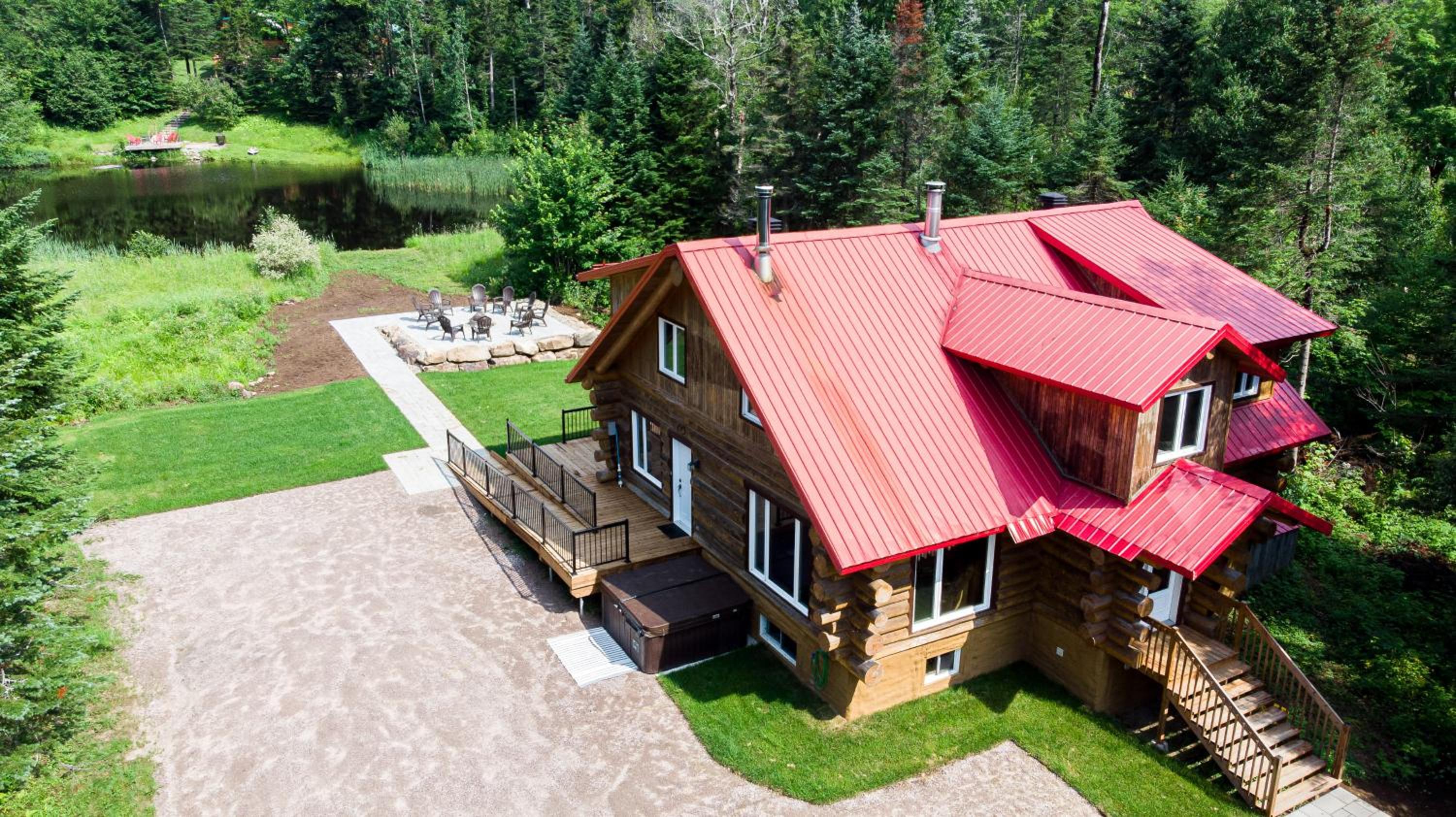 Les Chalets Tourisma - Chalet en bois rond avec spa et lac privé - Le Caribou