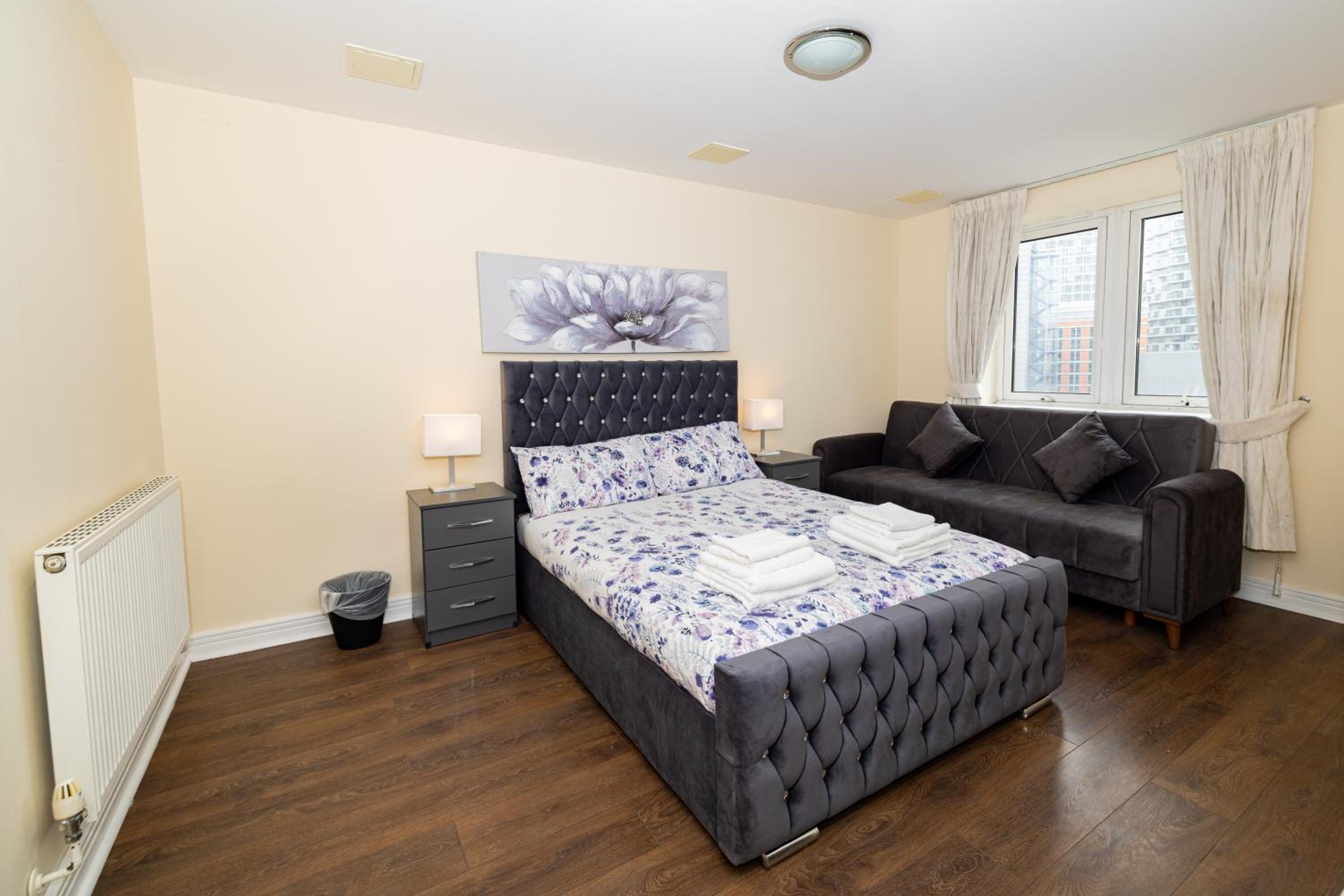 Two bed Apartment near Canary Wharf
