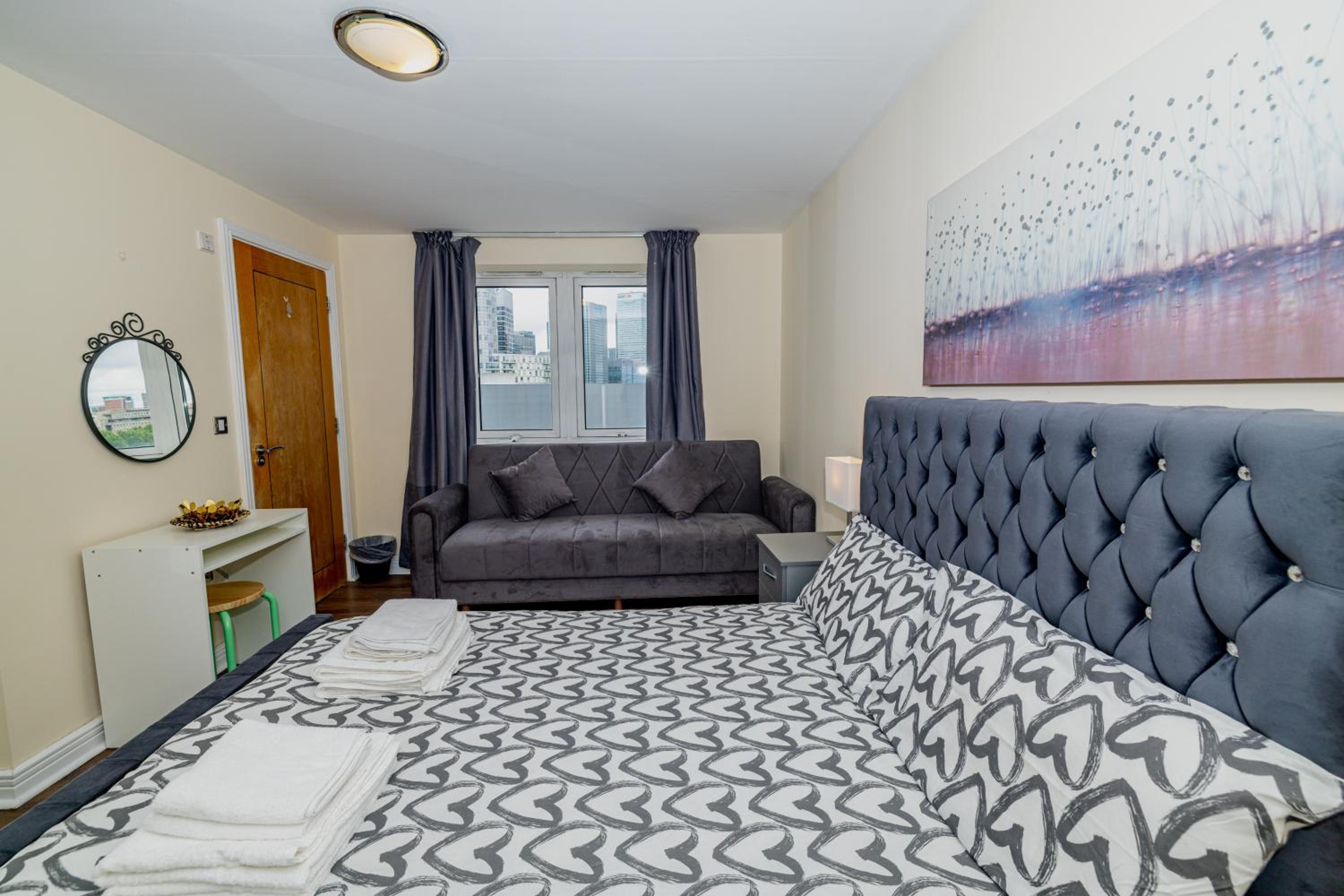 Two bed Apartment near Canary Wharf