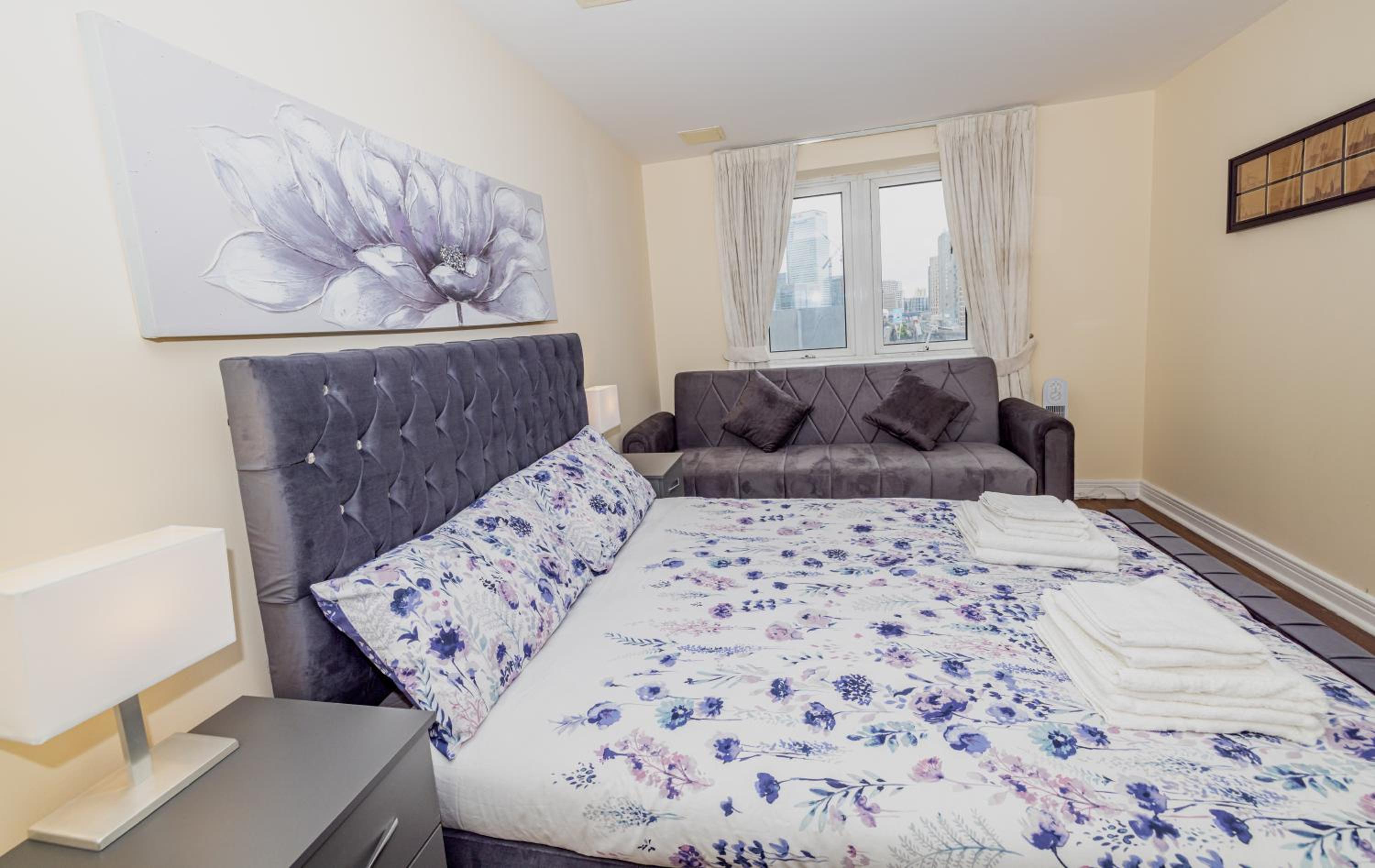 Two bed Apartment near Canary Wharf
