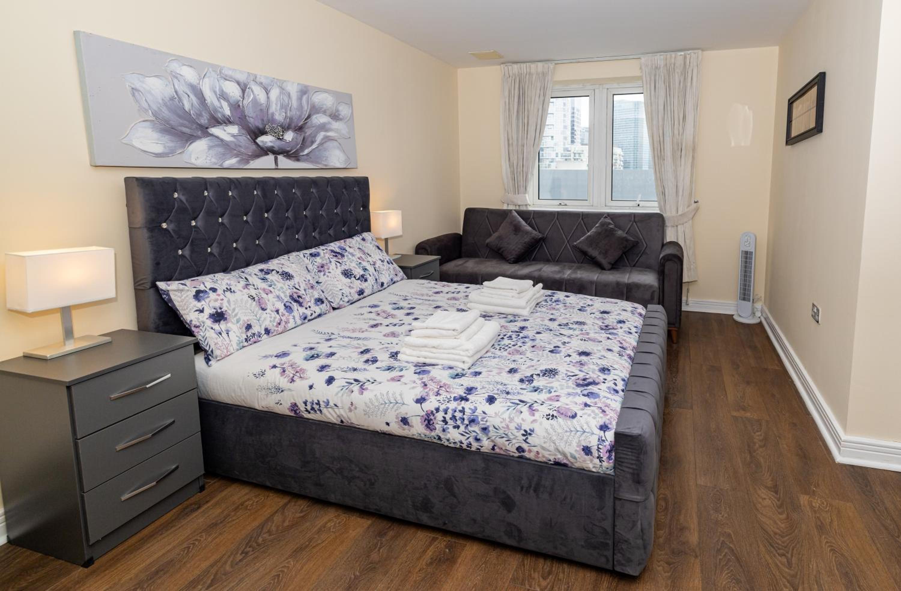 Two bed Apartment near Canary Wharf