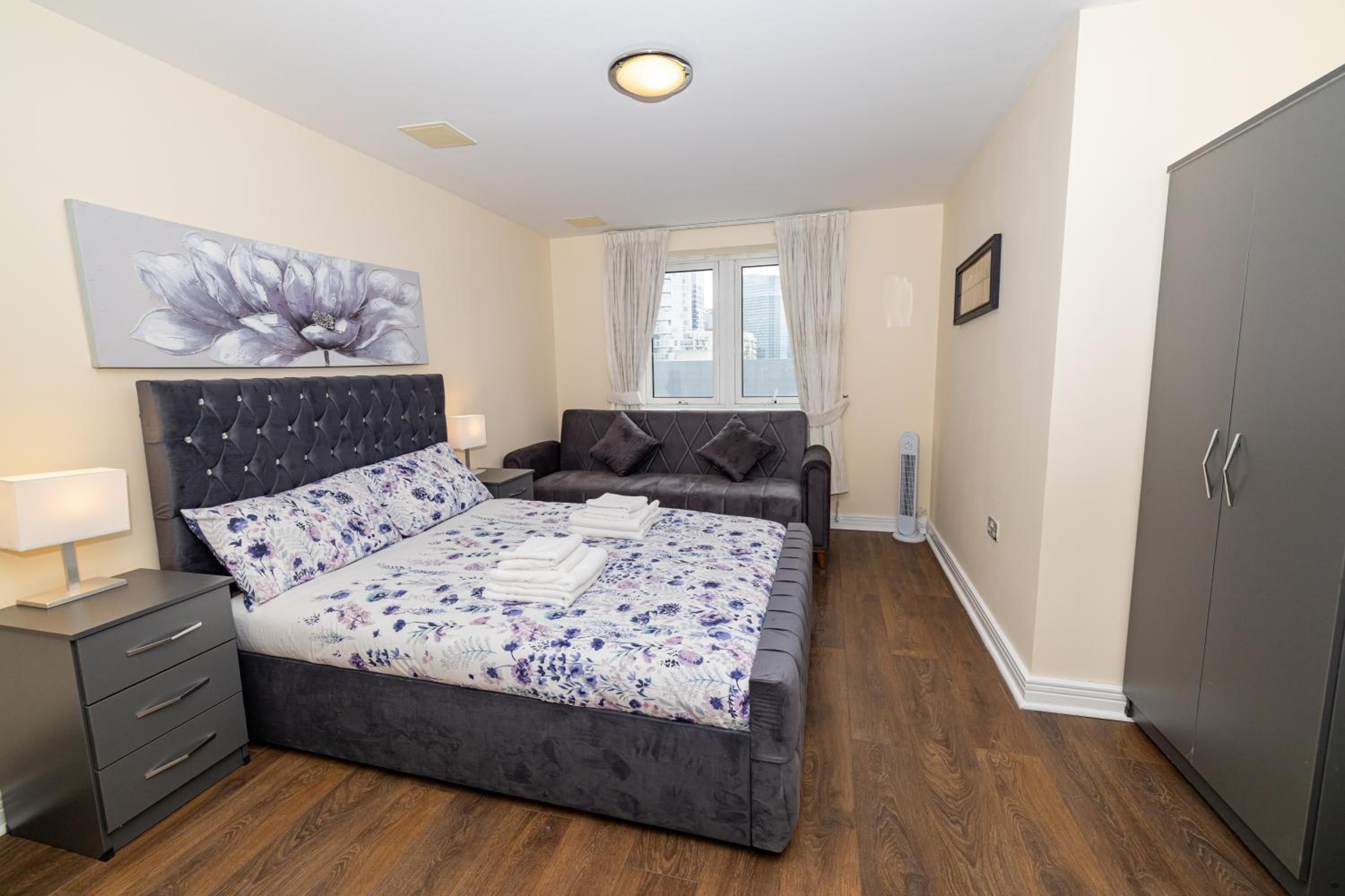 Two bed Apartment near Canary Wharf