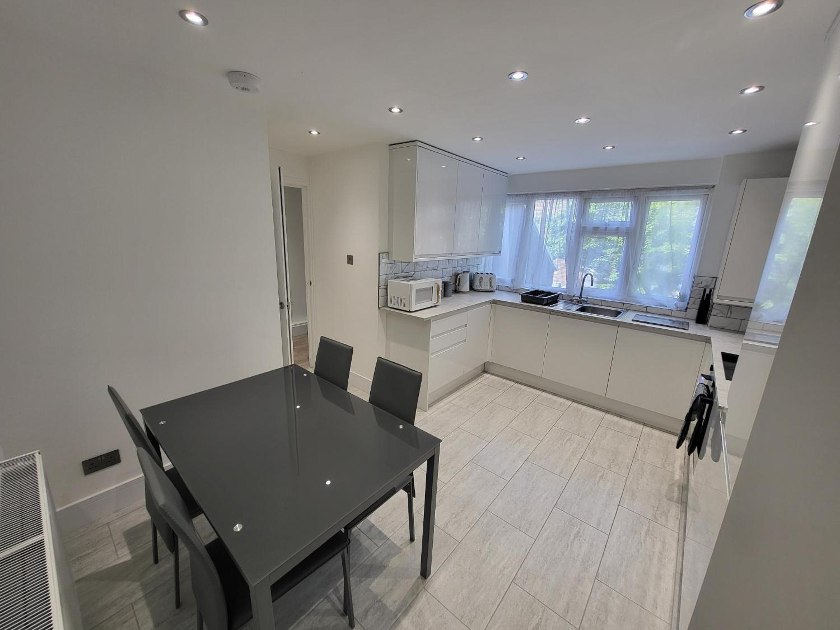 Bright Modern 3 Bedroom Apartment view 2
