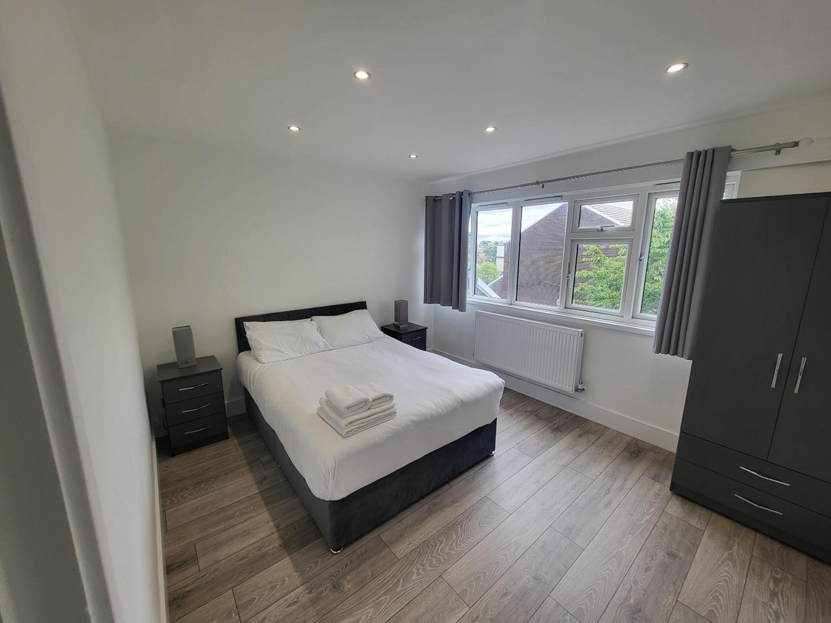 Bright Modern 3 Bedroom Apartment view 3