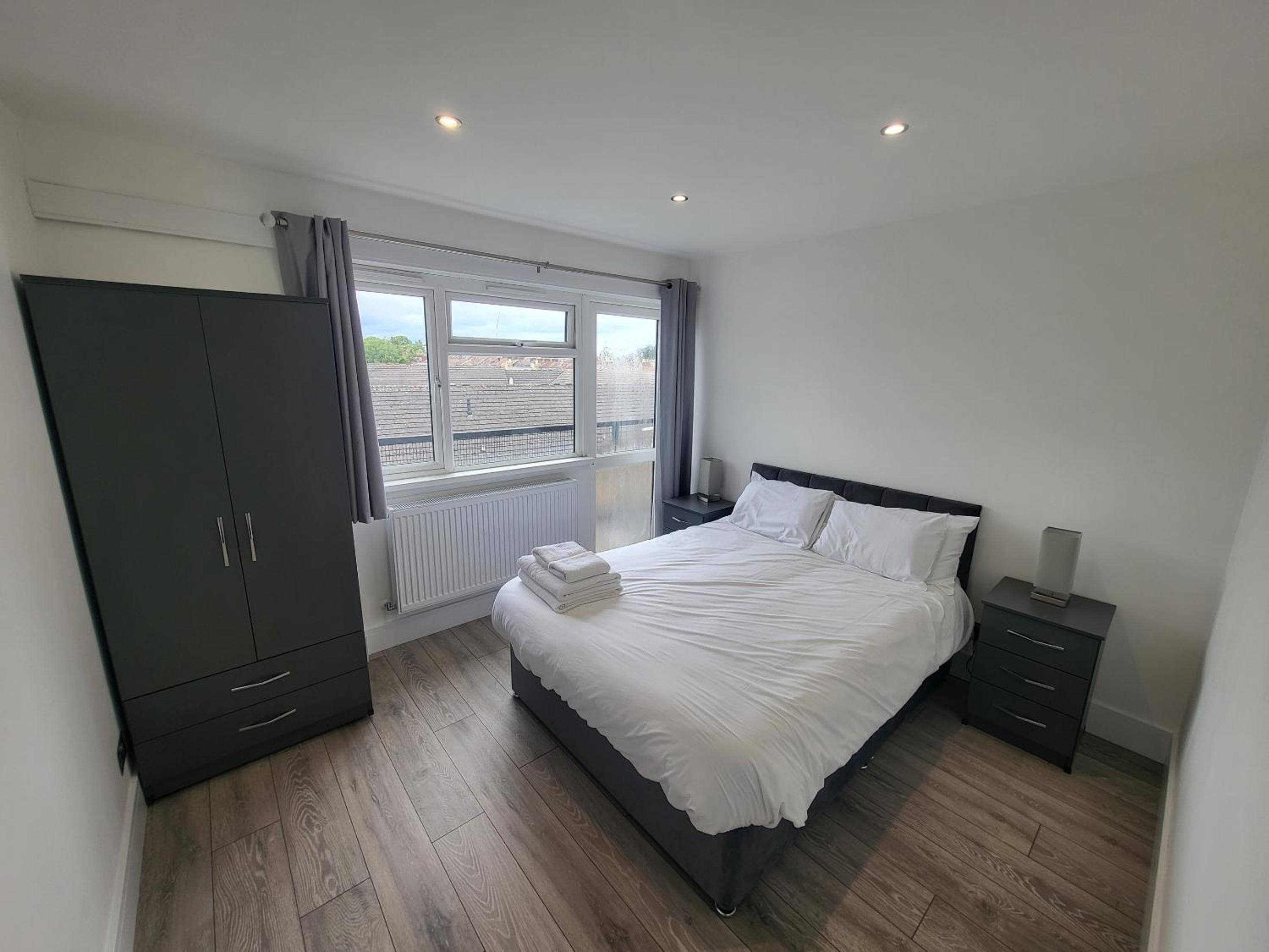 Bright Modern 3 Bedroom Apartment view 5