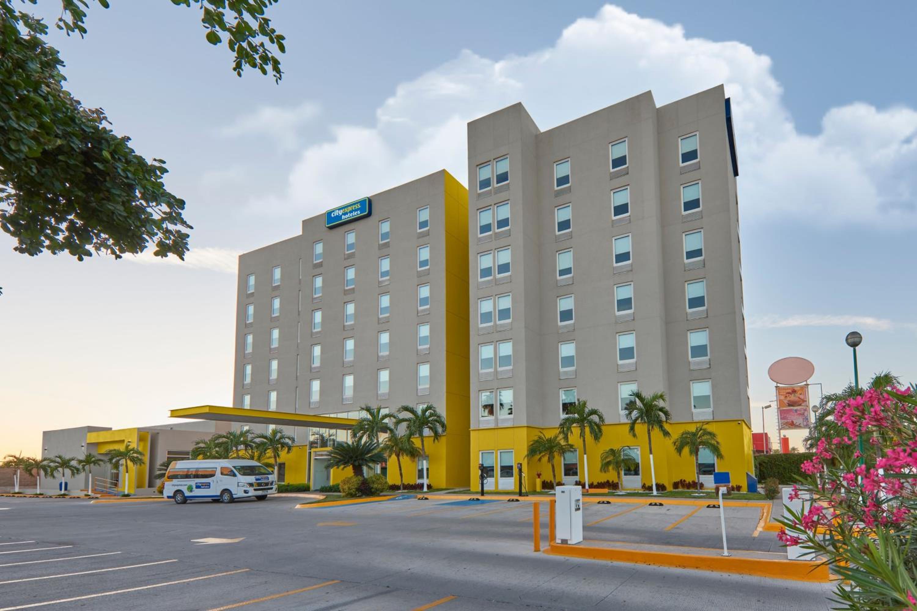 Los Mochis Vacations - City Express by Marriott Los Mochis - Property Image 1