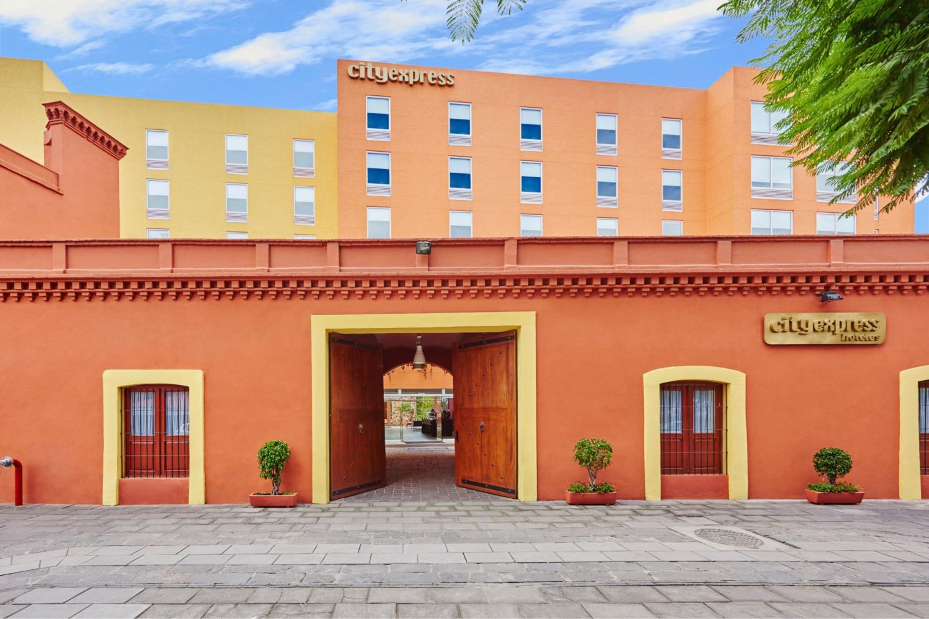 Hotel City Express by Marriott Puebla Centro - Image 1