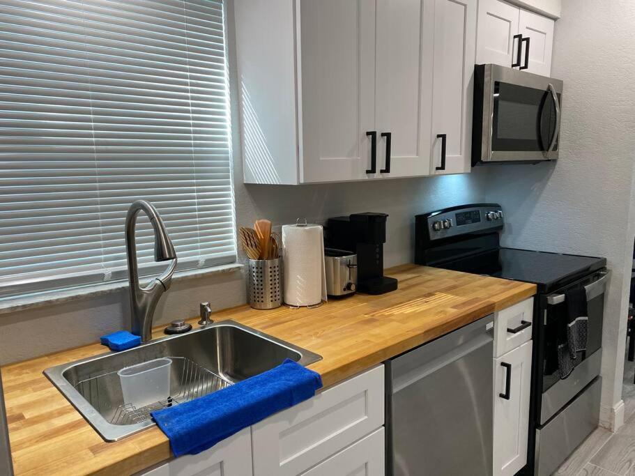 Charming 2-Bedrooms Central Clearwater Apartment With Private Backyard