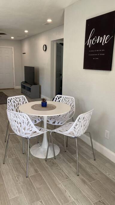 Charming 2-Bedrooms Central Clearwater Apartment With Private Backyard