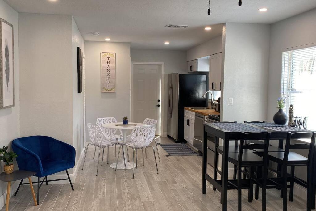Charming 2-Bedrooms Central Clearwater Apartment With Private Backyard