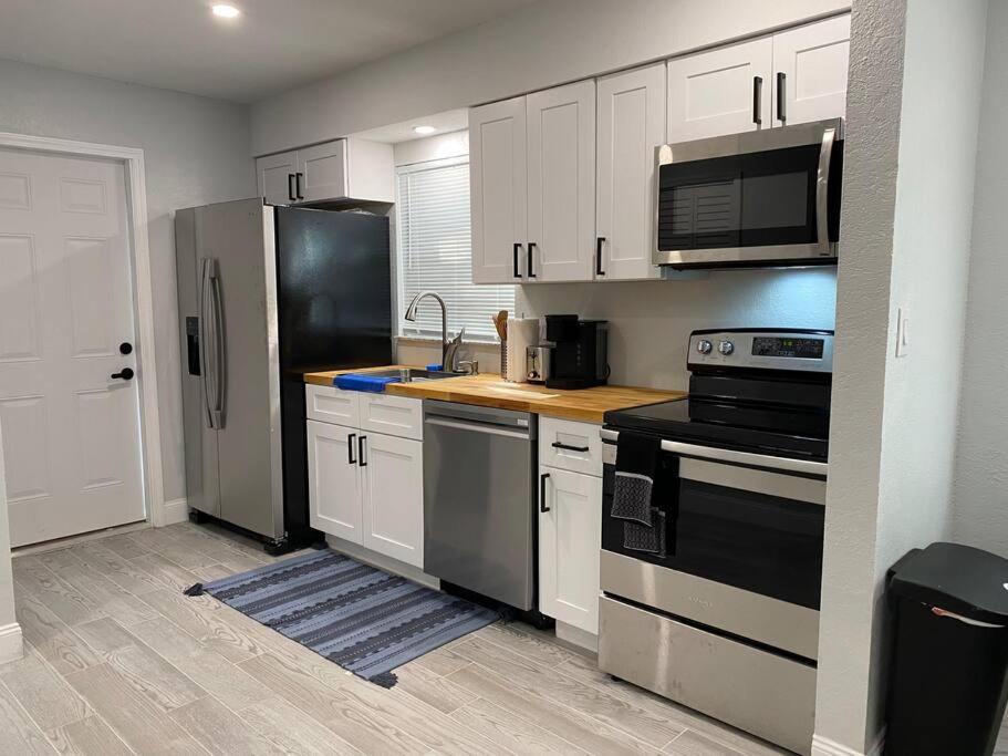 Charming 2-Bedrooms Central Clearwater Apartment With Private Backyard