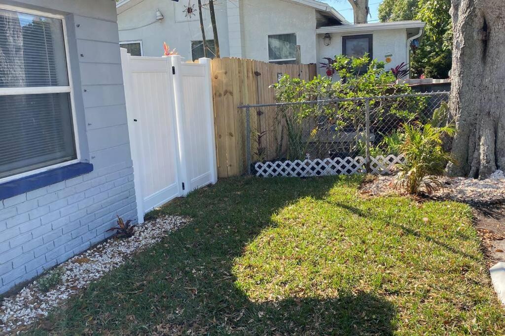 Charming 2-Bedrooms Central Clearwater Apartment With Private Backyard