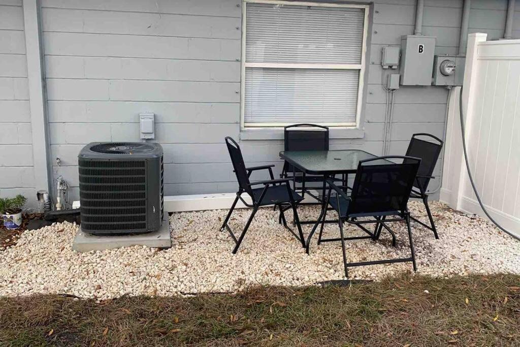 Charming 2-Bedrooms Central Clearwater Apartment With Private Backyard