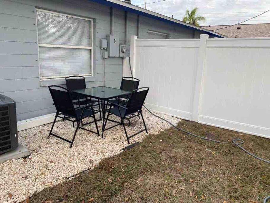Charming 2-Bedrooms Central Clearwater Apartment With Private Backyard