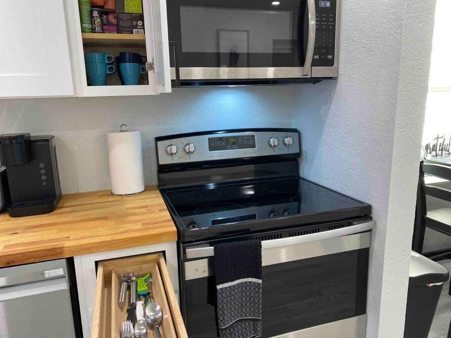 Charming 2-Bedrooms Central Clearwater Apartment With Private Backyard