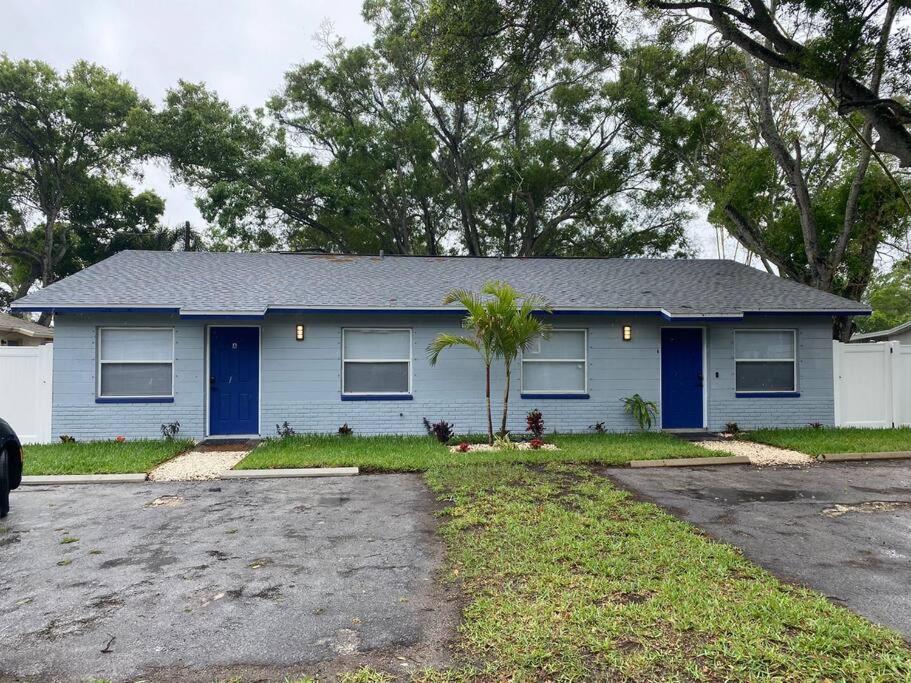 Charming 2-Bedrooms Central Clearwater Apartment With Private Backyard