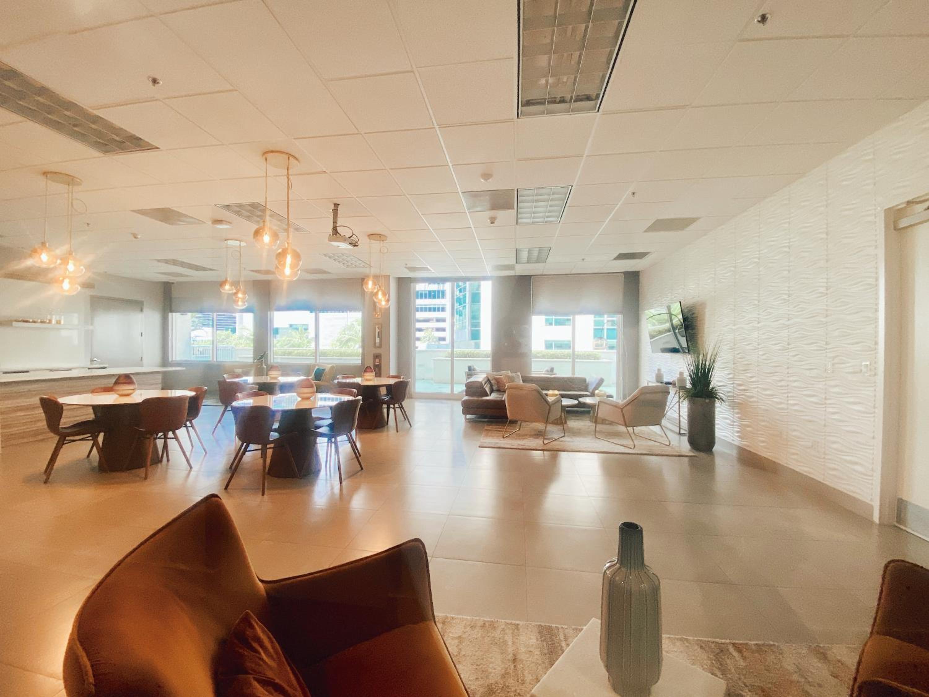 Brickell Apt with Bay Views, Pool, Free Parking