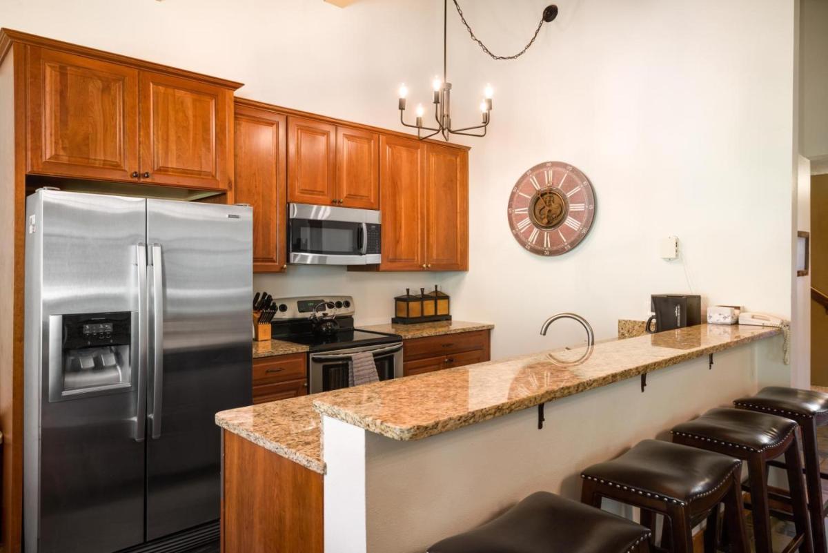 1006 - Spacious Mountain Condo Spa Walk to Gondola view 3