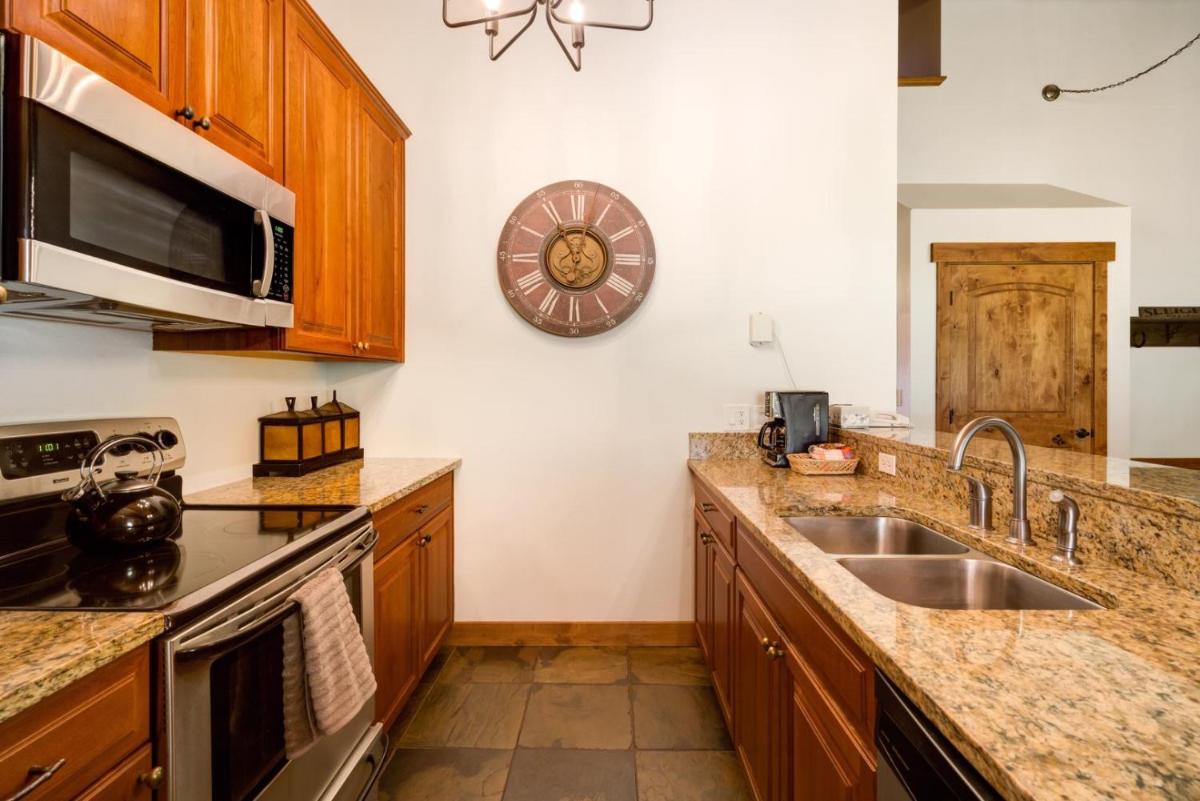 1006 - Spacious Mountain Condo Spa Walk to Gondola view 4