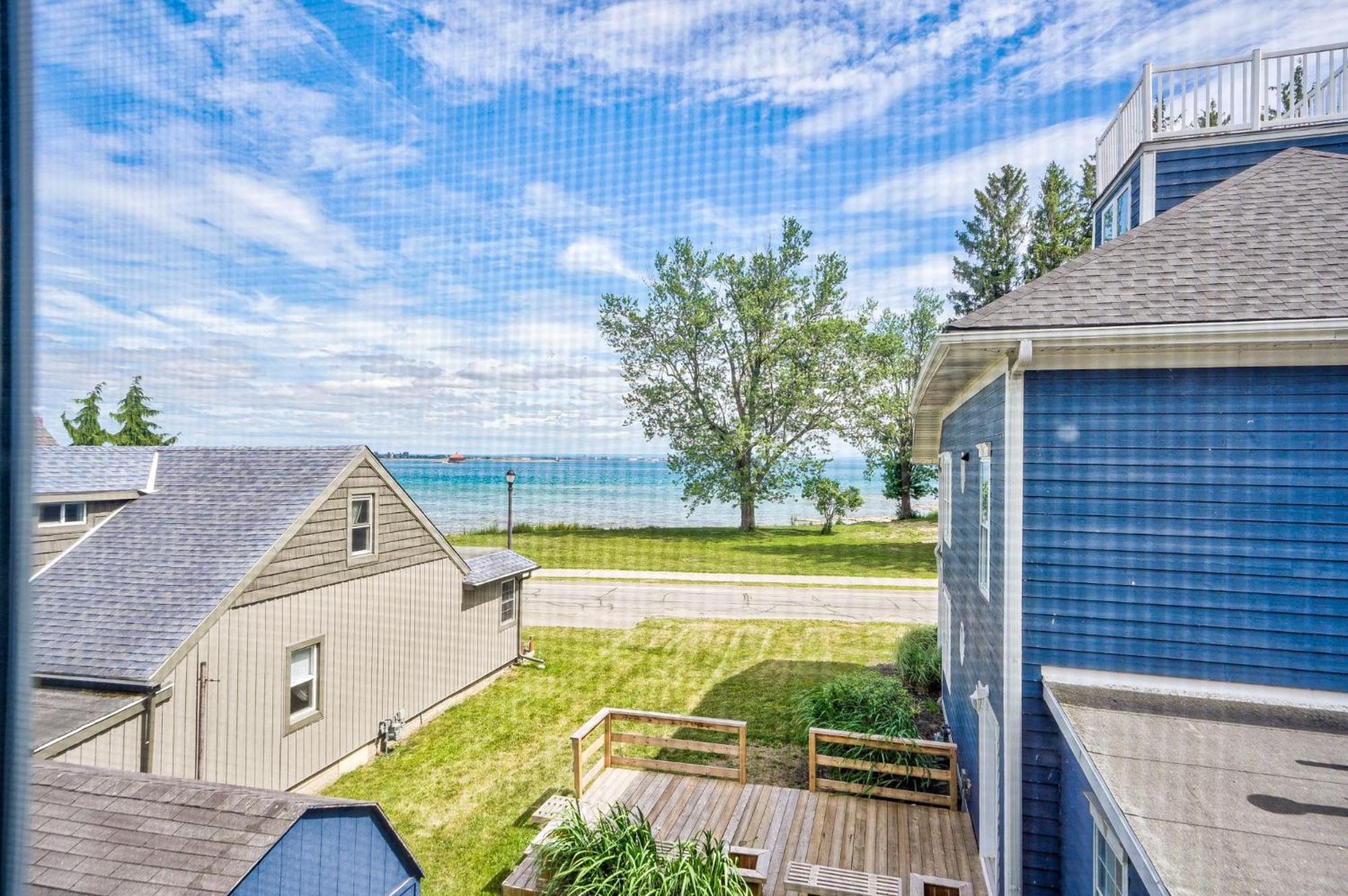Lake view cottage with three ensuites and elevator