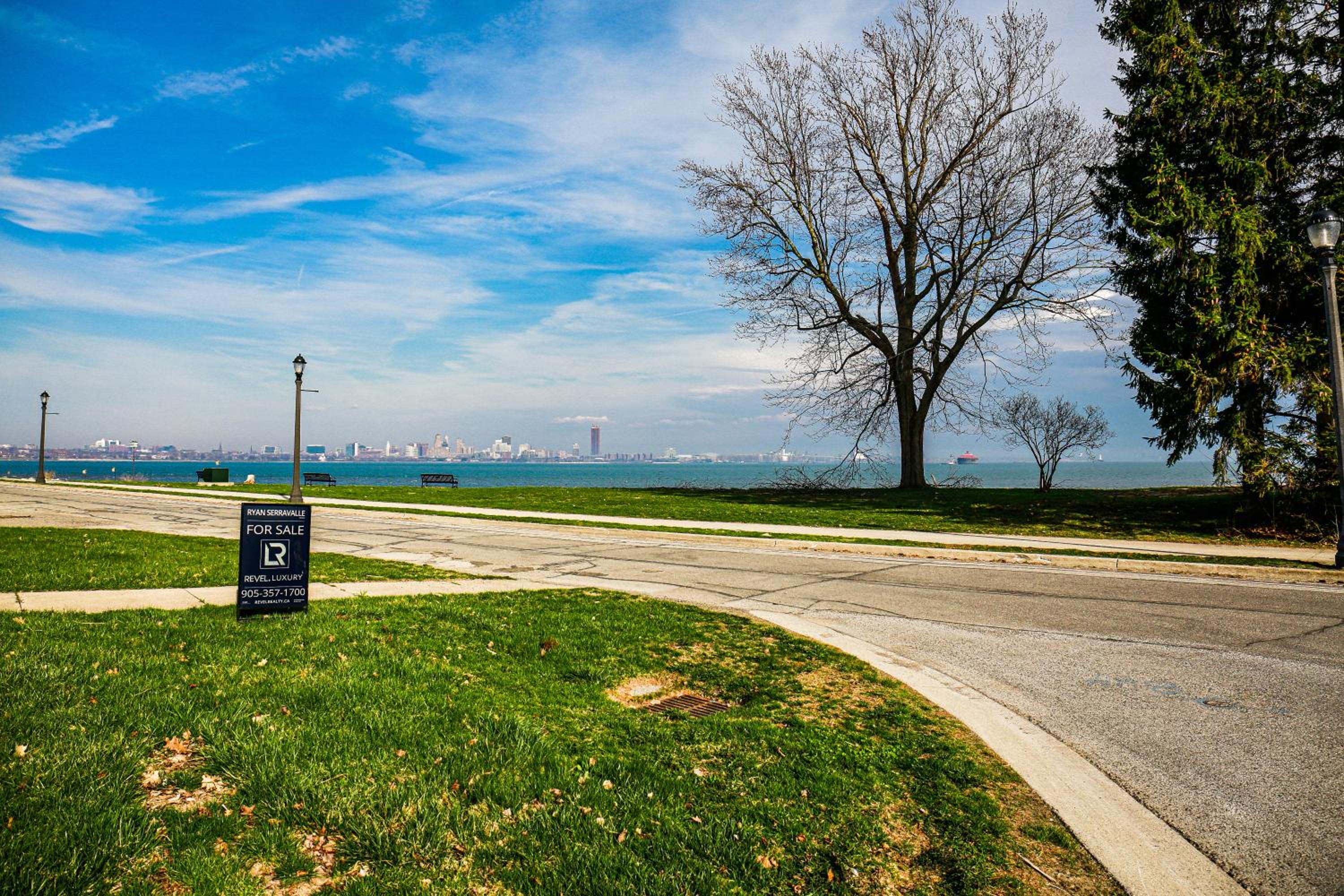 Lake view cottage with three ensuites and elevator