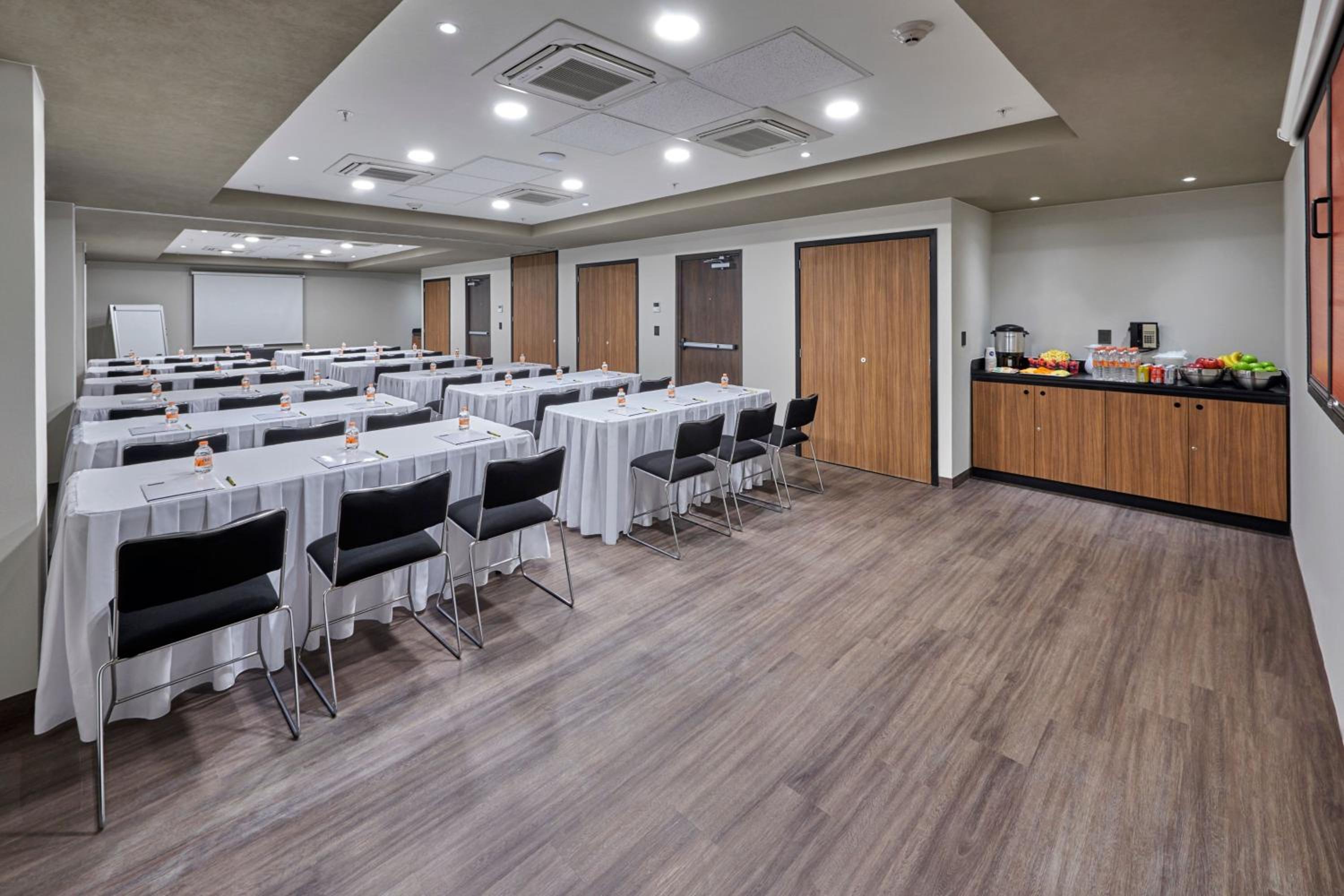 Ensenada Vacations - City Express by Marriott Ensenada - Property Image 27
