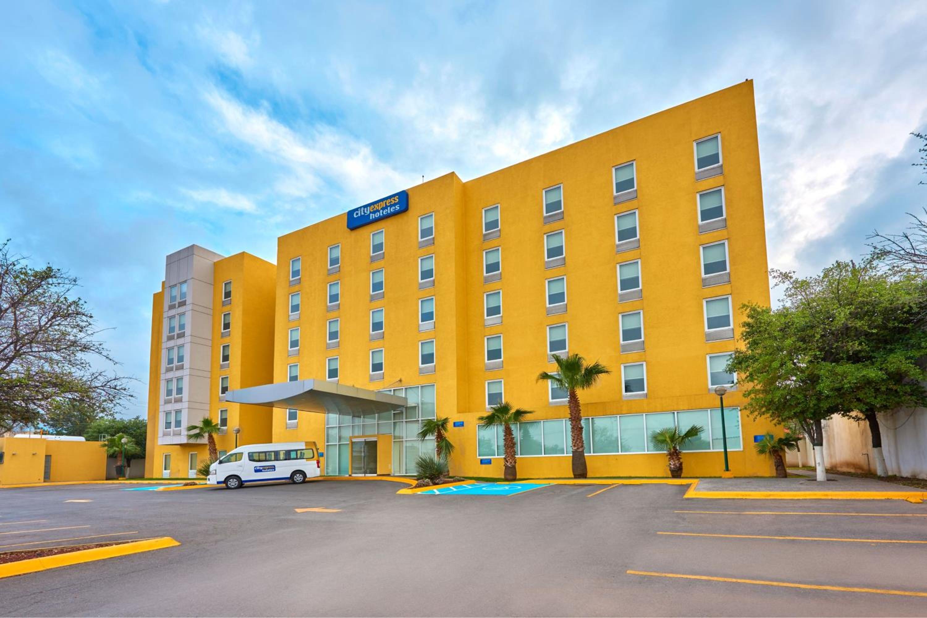 Saltillo Vacations - City Express by Marriott Saltillo Sur - Property Image 1