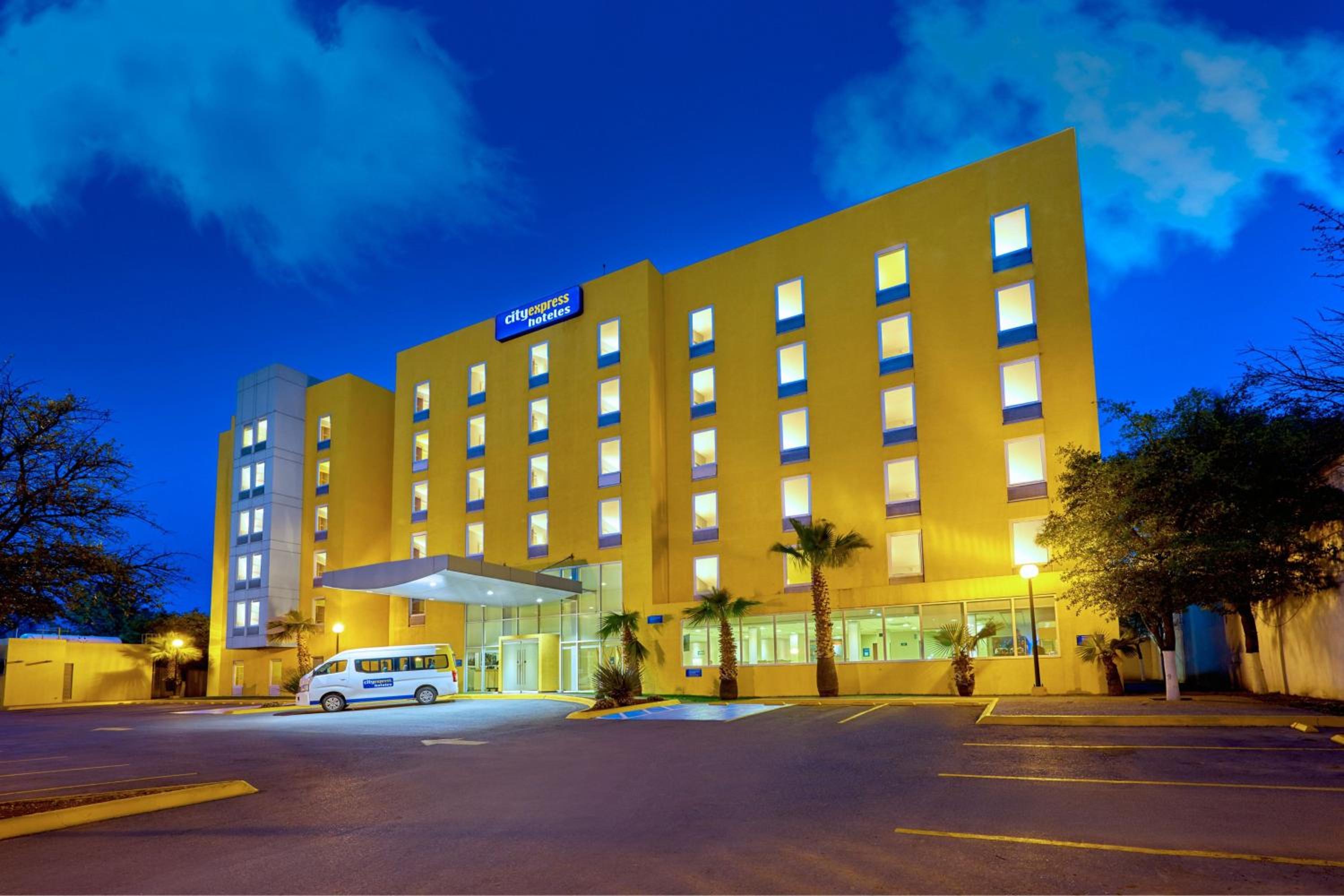 Saltillo Vacations - City Express by Marriott Saltillo Sur - Property Image 2