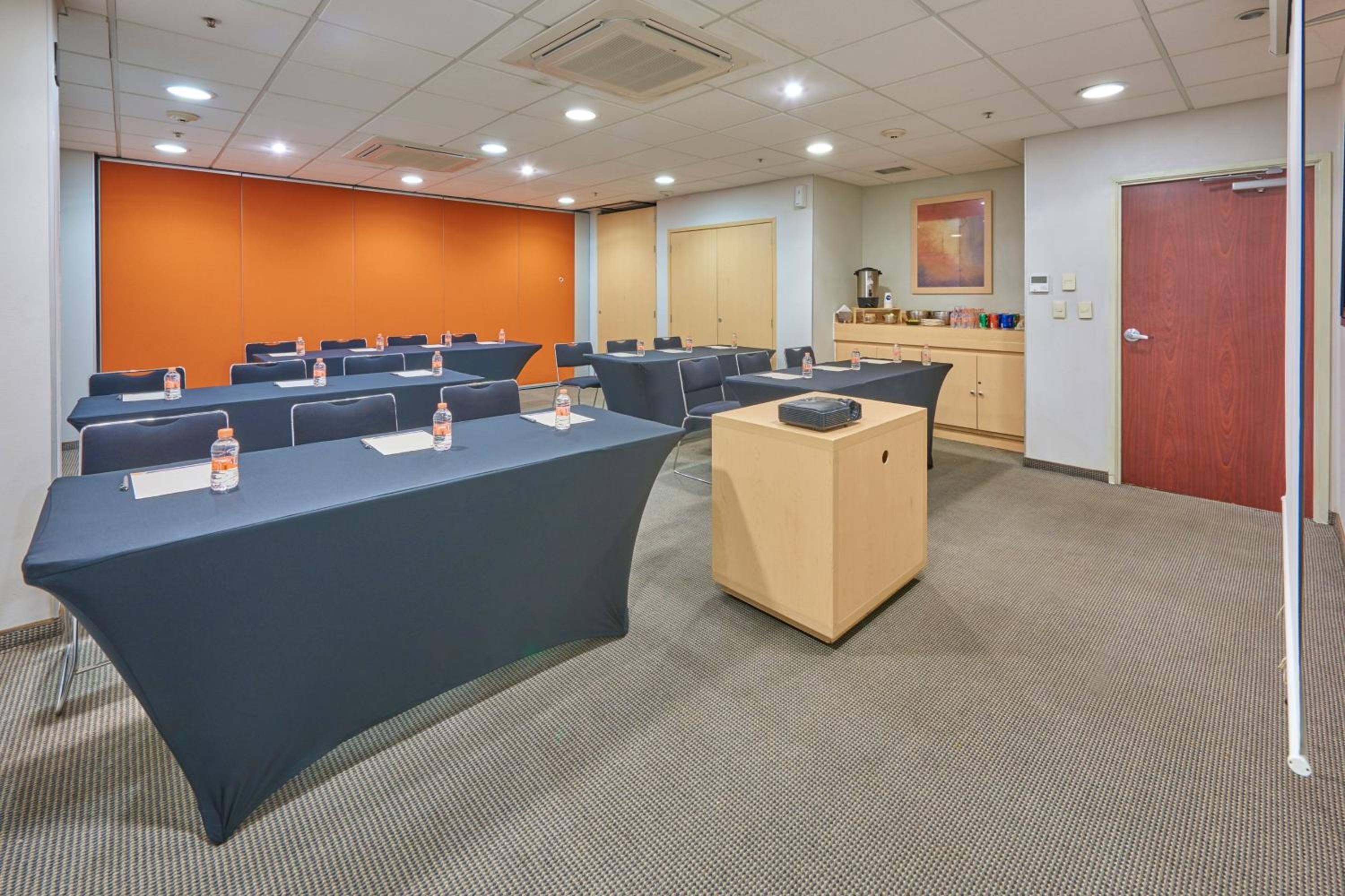 Saltillo Vacations - City Express by Marriott Saltillo Sur - Property Image 4