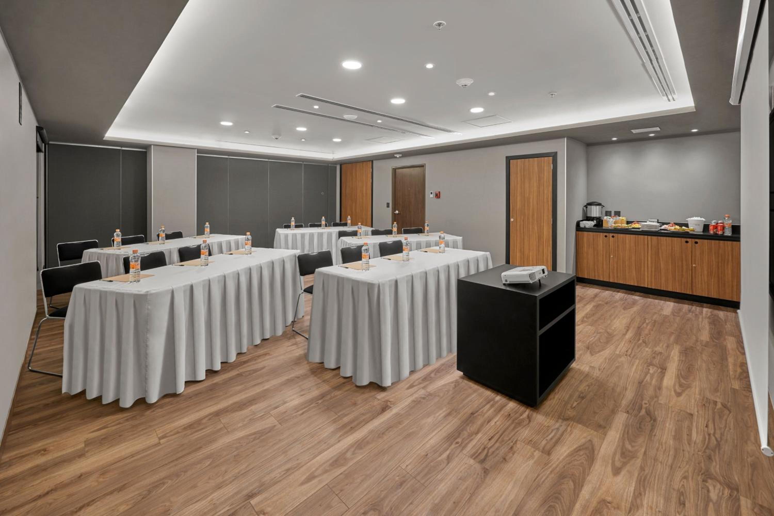 Tampico Vacations - City Express Plus by Marriott Tampico - Property Image 9
