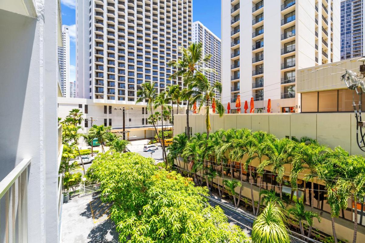 Fully Renovated 2BR and 2BA Near Waikiki Beach with Parking view 2